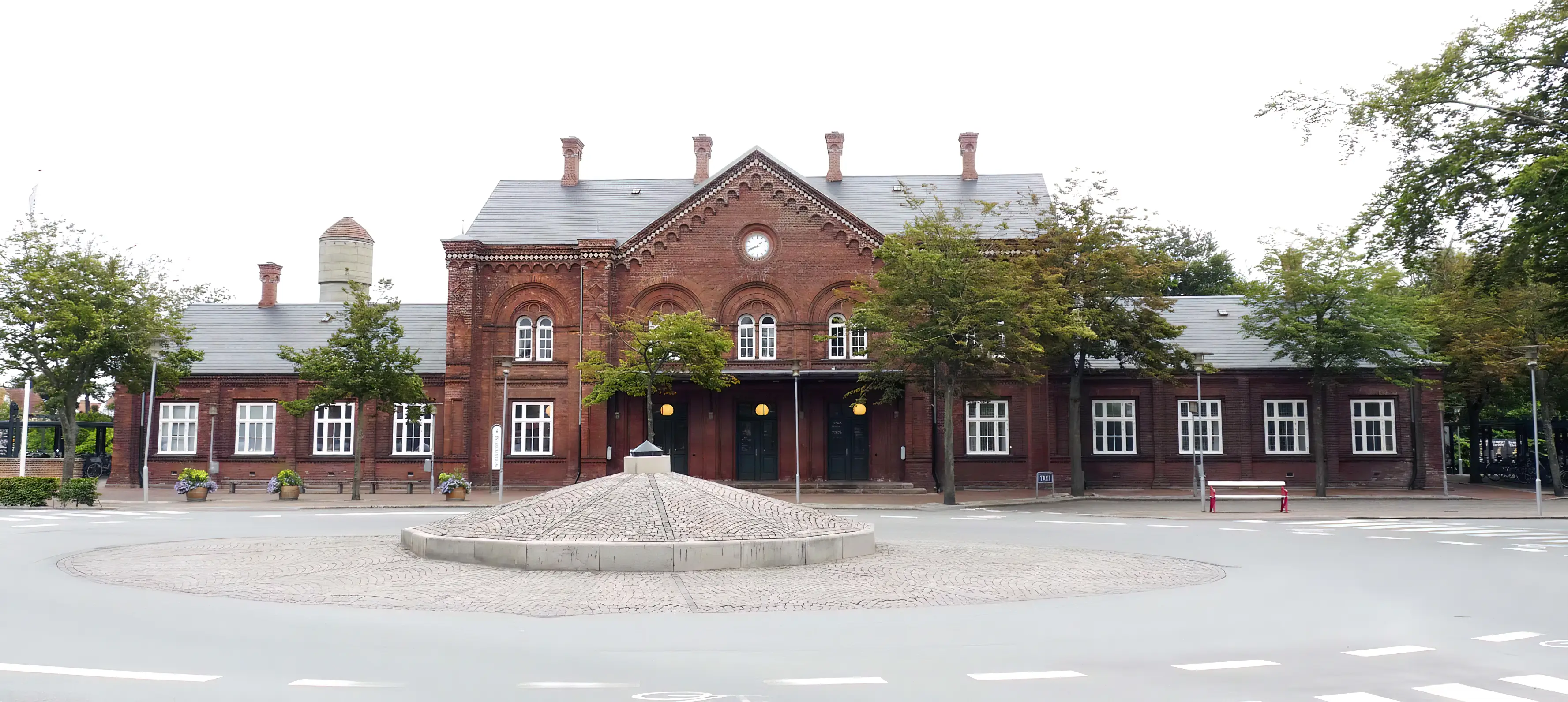 Billede af Ribe Station fotograferet fra vejsiden. Billede af Ribe Station fotograferet fra vejsiden.