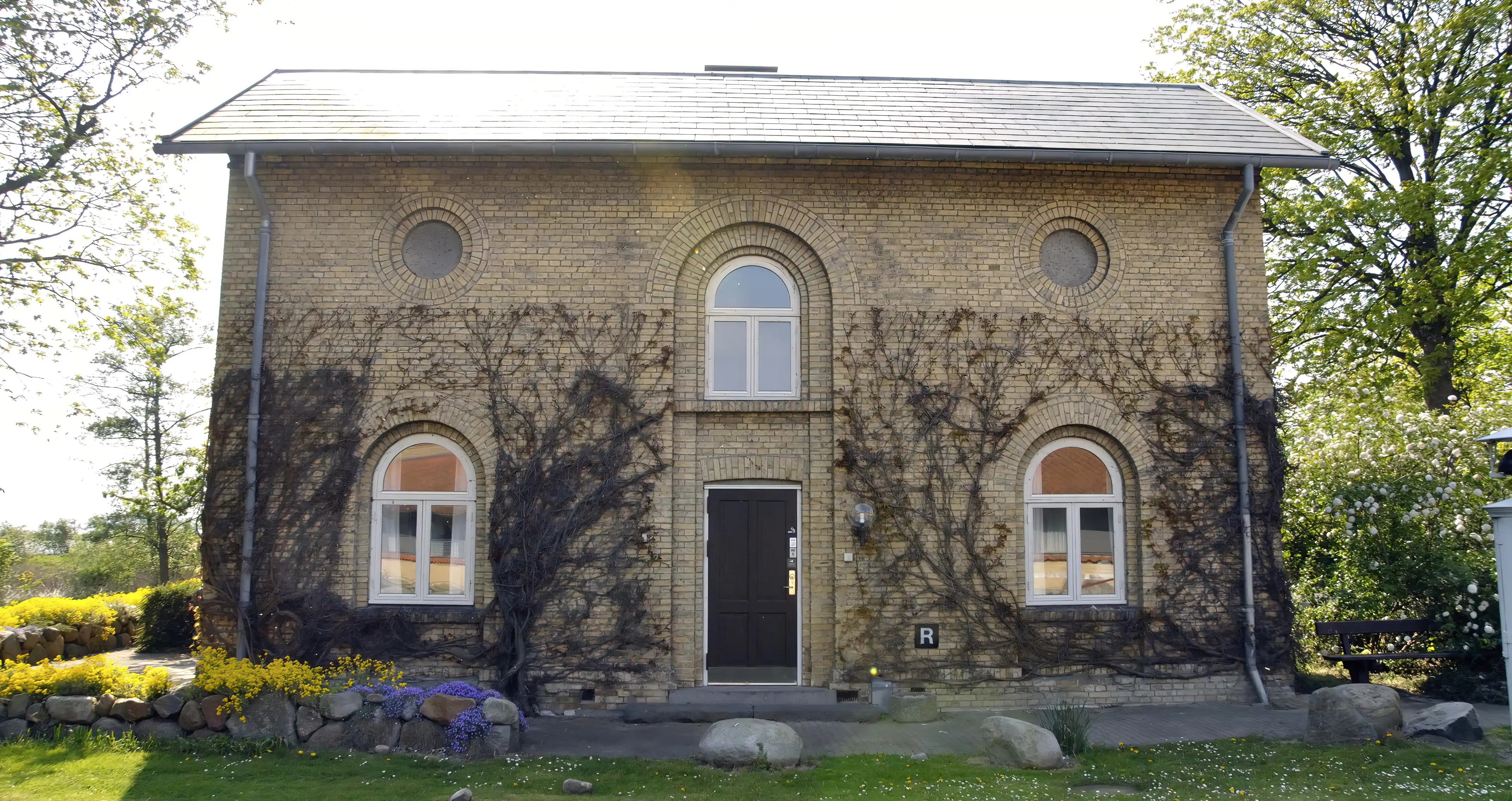 Billede af den gamle remise ved Knudshoved Station.