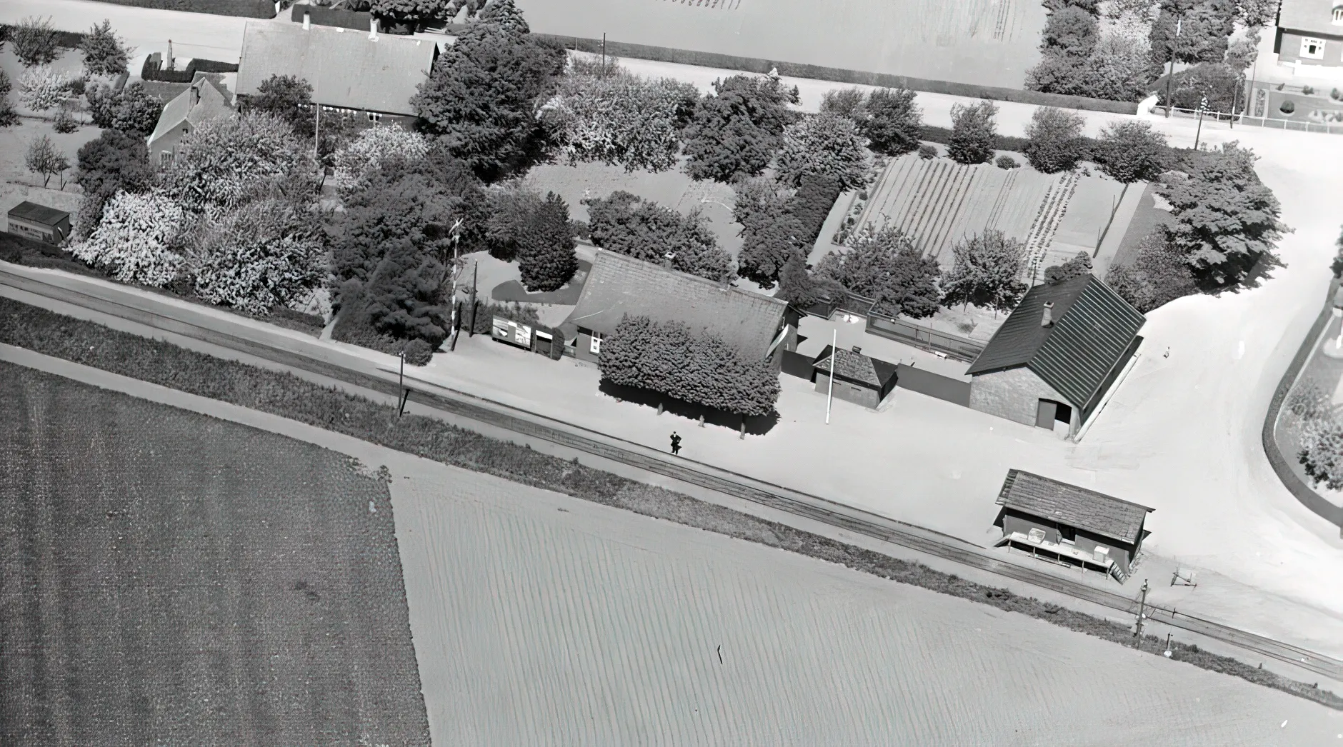 Billede af Guldbjerg Station set fra luften med stationsforstander Jørgensen i forgrunden. Billede af Guldbjerg Station set fra luften med stationsforstander Jørgensen i forgrunden.