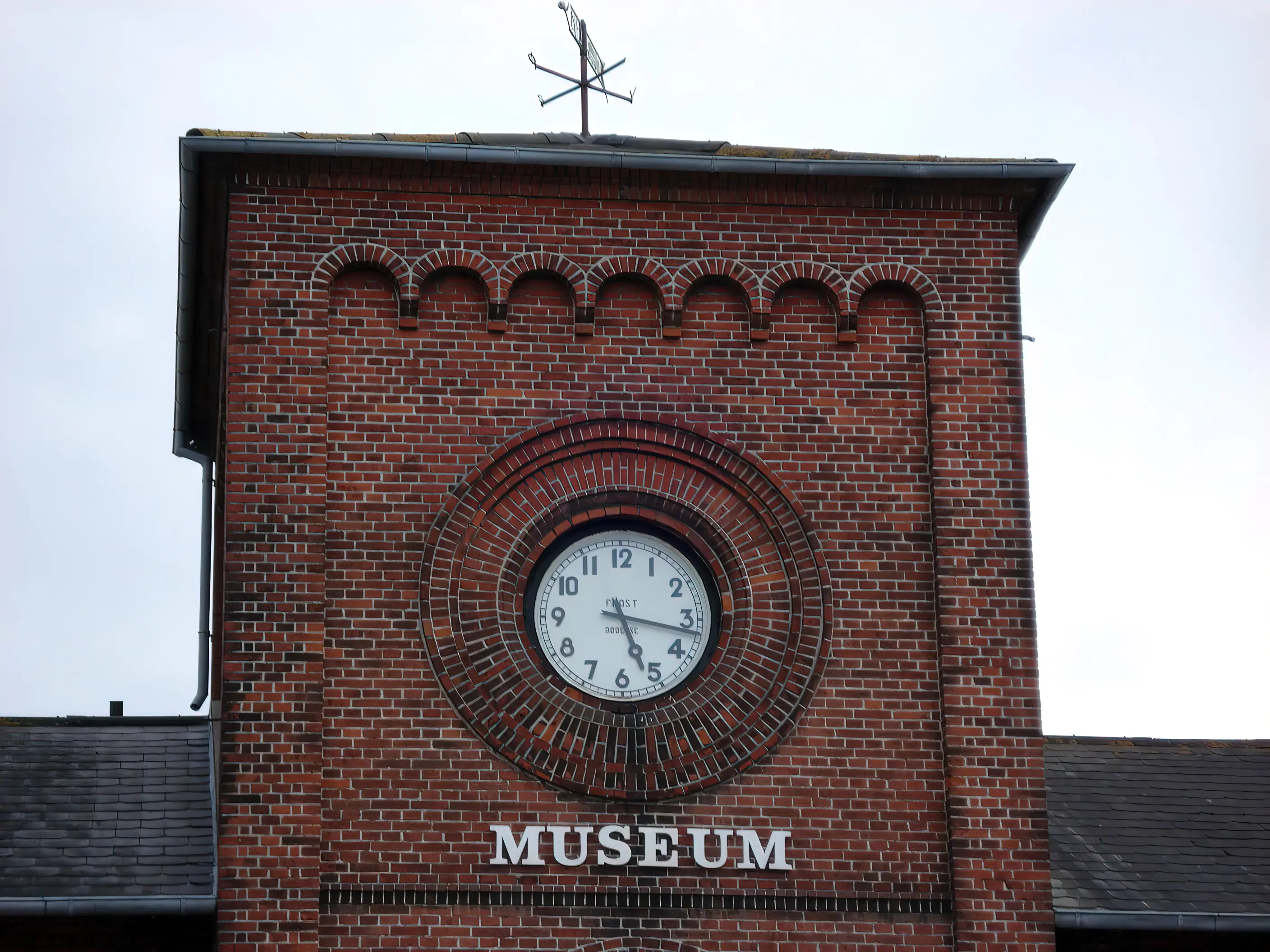 Billede af Bogense Stations tårn ur. Billede af Bogense Stations tårn ur.