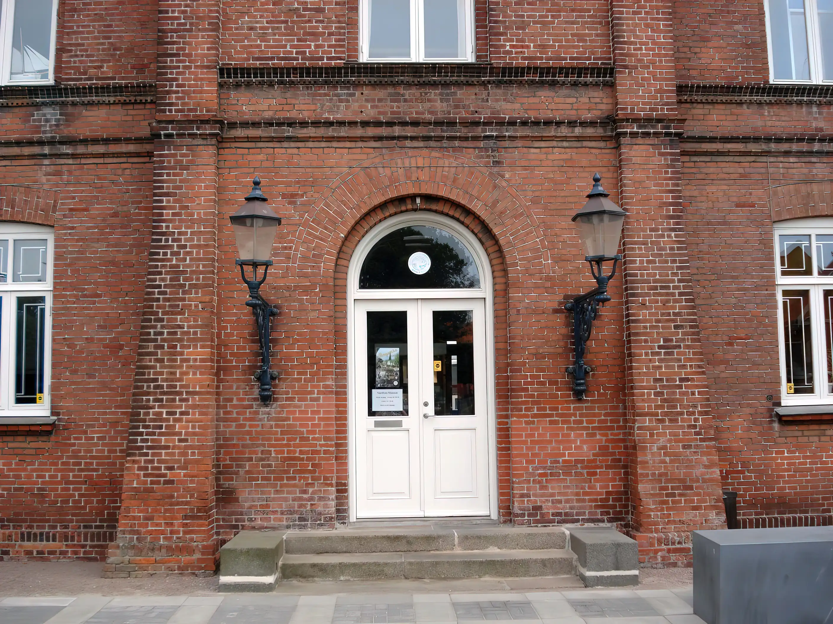 Billede af det gamle indgangsparti på Bogense Station. Billede af det gamle indgangsparti på Bogense Station.