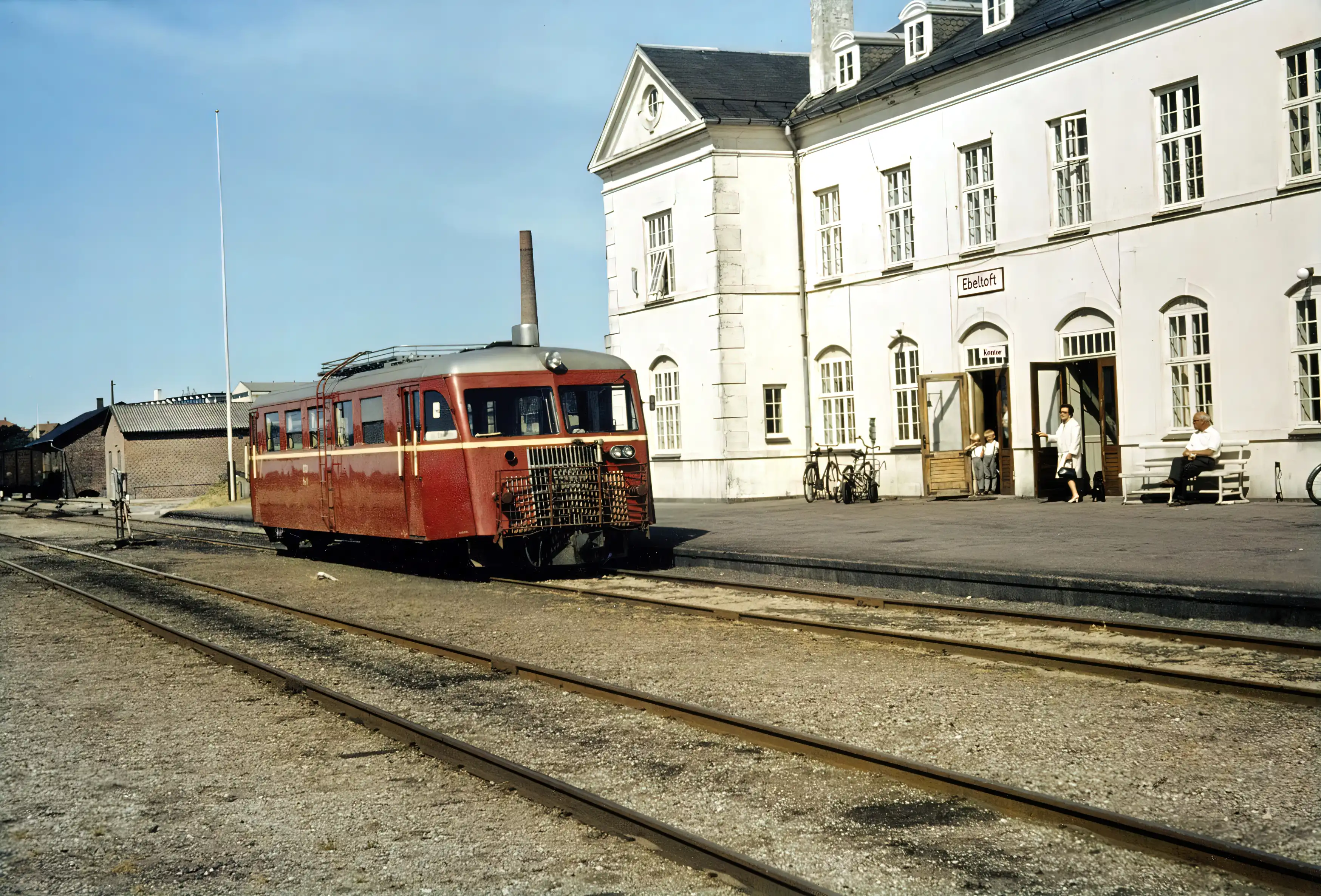 Dette bildet av Ebeltoft Station, fotograferte jeg sommeren 1967. Jeg synes det er trist at denne fine bygningen senere ble revet. Alf Steinar Grønvold. Dette bildet av Ebeltoft Station, fotograferte jeg sommeren 1967. Jeg synes det er trist at denne fine bygningen senere ble revet. Alf Steinar Grønvold.