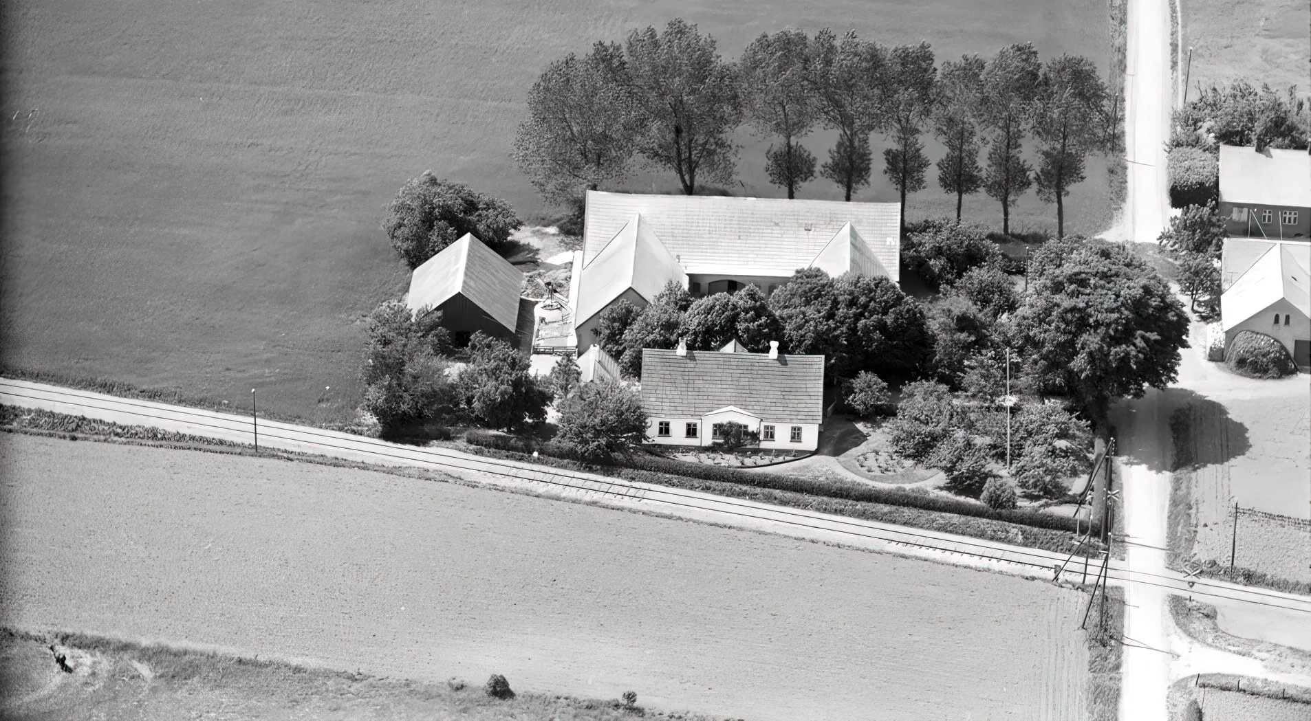 Billede af Lumby Trinbræt, som lå til højre for vejen nederst til højre i billedet. Billede af Lumby Trinbræt, som lå til højre for vejen nederst til højre i billedet.