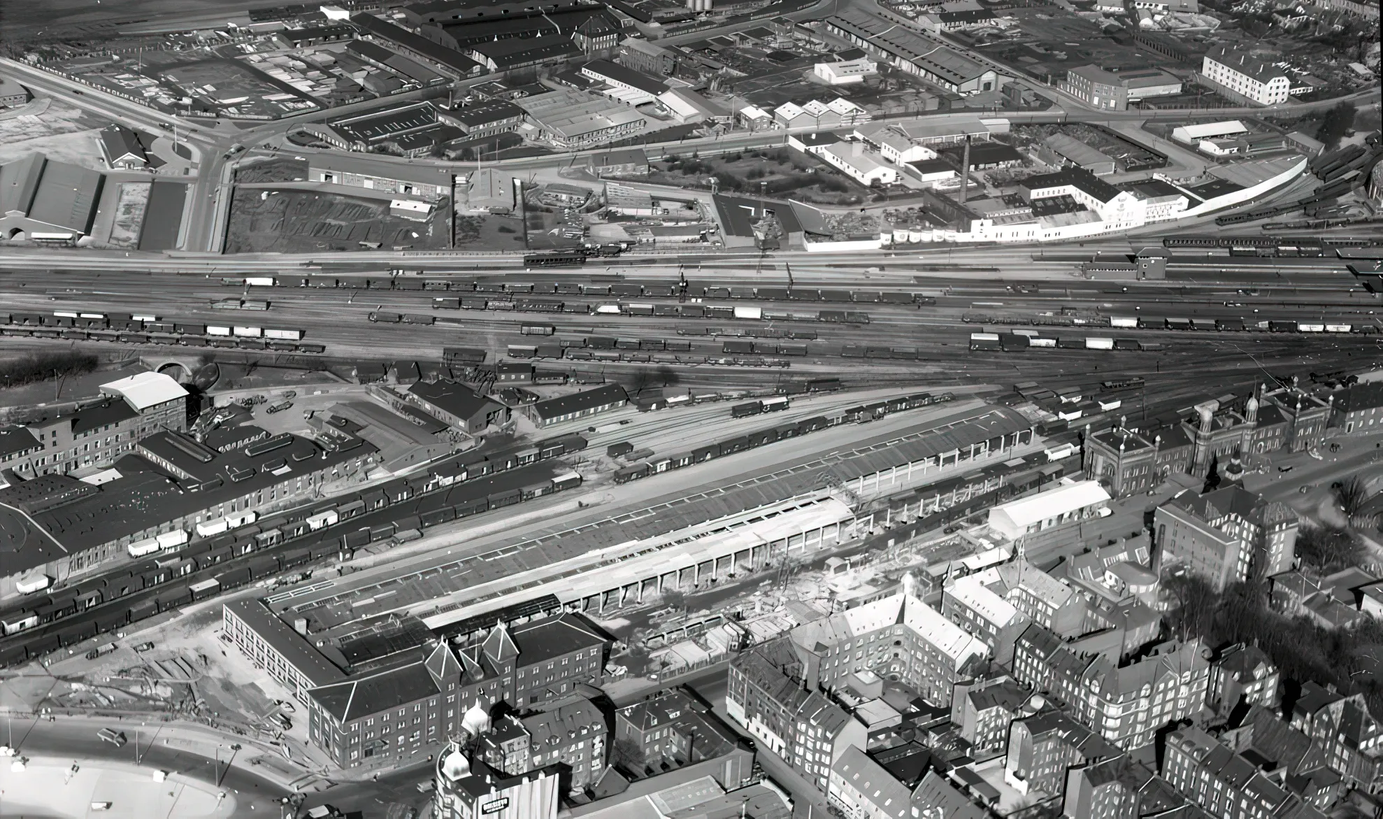 Billede af Odenses første Banegård kan ses midtfor til højre, hvor Odense Banegård er forsynet med karakteristiske tårne og spir, nærmest minaret-agtige, i maurisk eller byzantinsk stil. Billede af Odenses første Banegård kan ses midtfor til højre, hvor Odense Banegård er forsynet med karakteristiske tårne og spir, nærmest minaret-agtige, i maurisk eller byzantinsk stil.