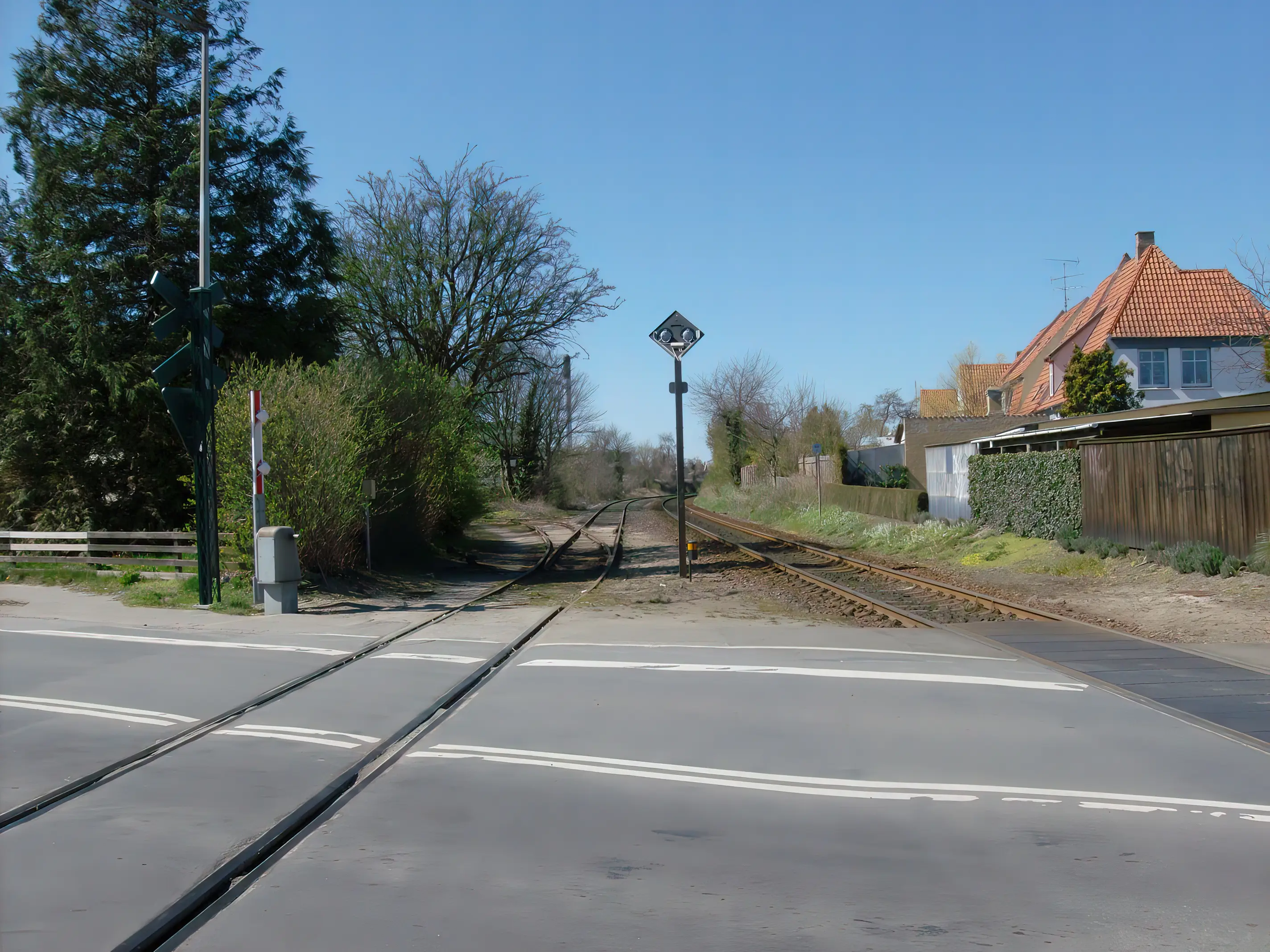 Billede af Nakskov Station indkørsel med afgreningen af sporet til hhv. Nakskov Sukkerfabrik øverst til venstre, Rødbybanen nederst til venstre og banen til Maribo nederst til højre.