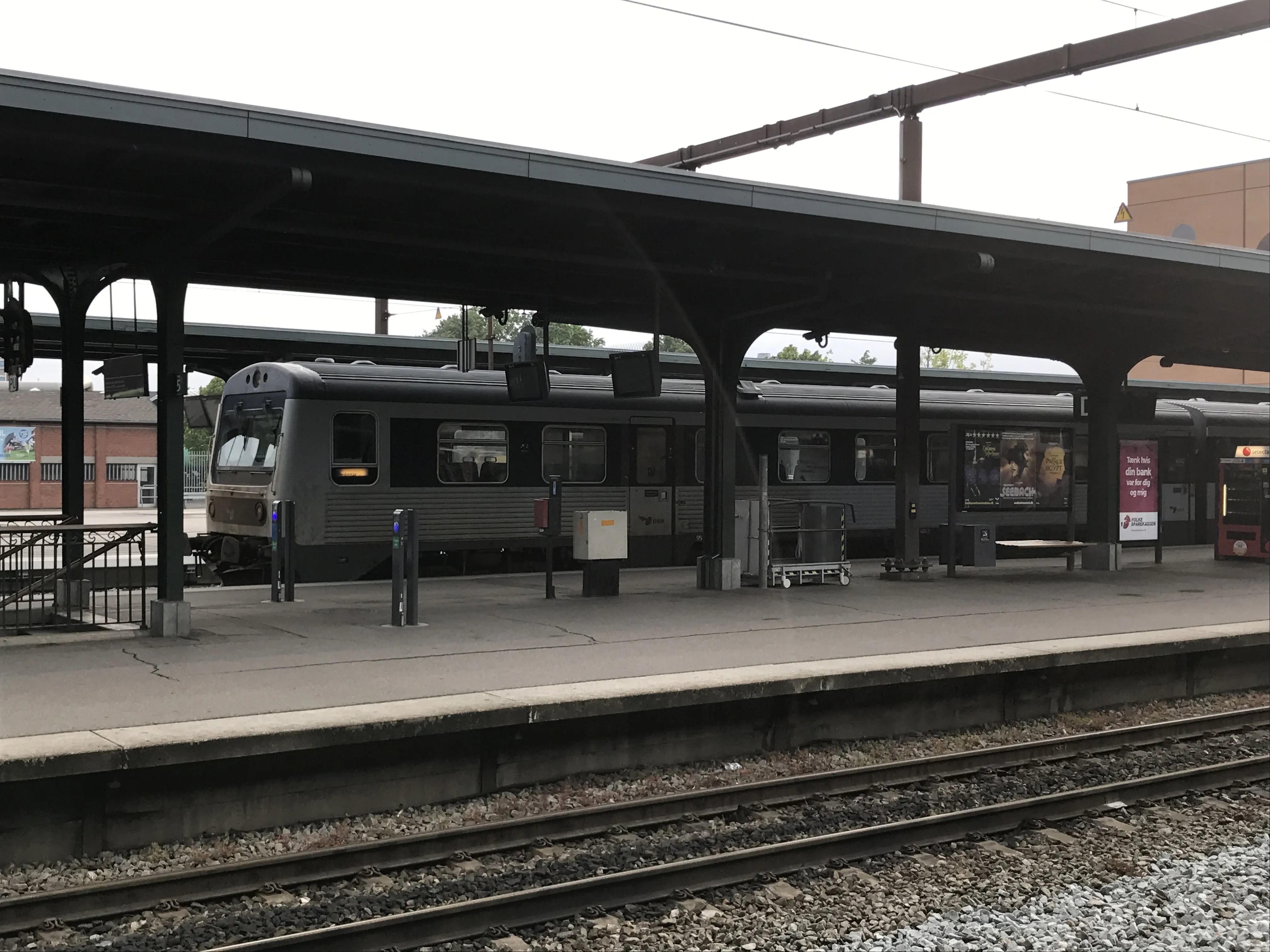 Billede af DSB MR 4041 fotograferet ud for Odense Banegård Center. Billede af DSB MR 4041 fotograferet ud for Odense Banegård Center.