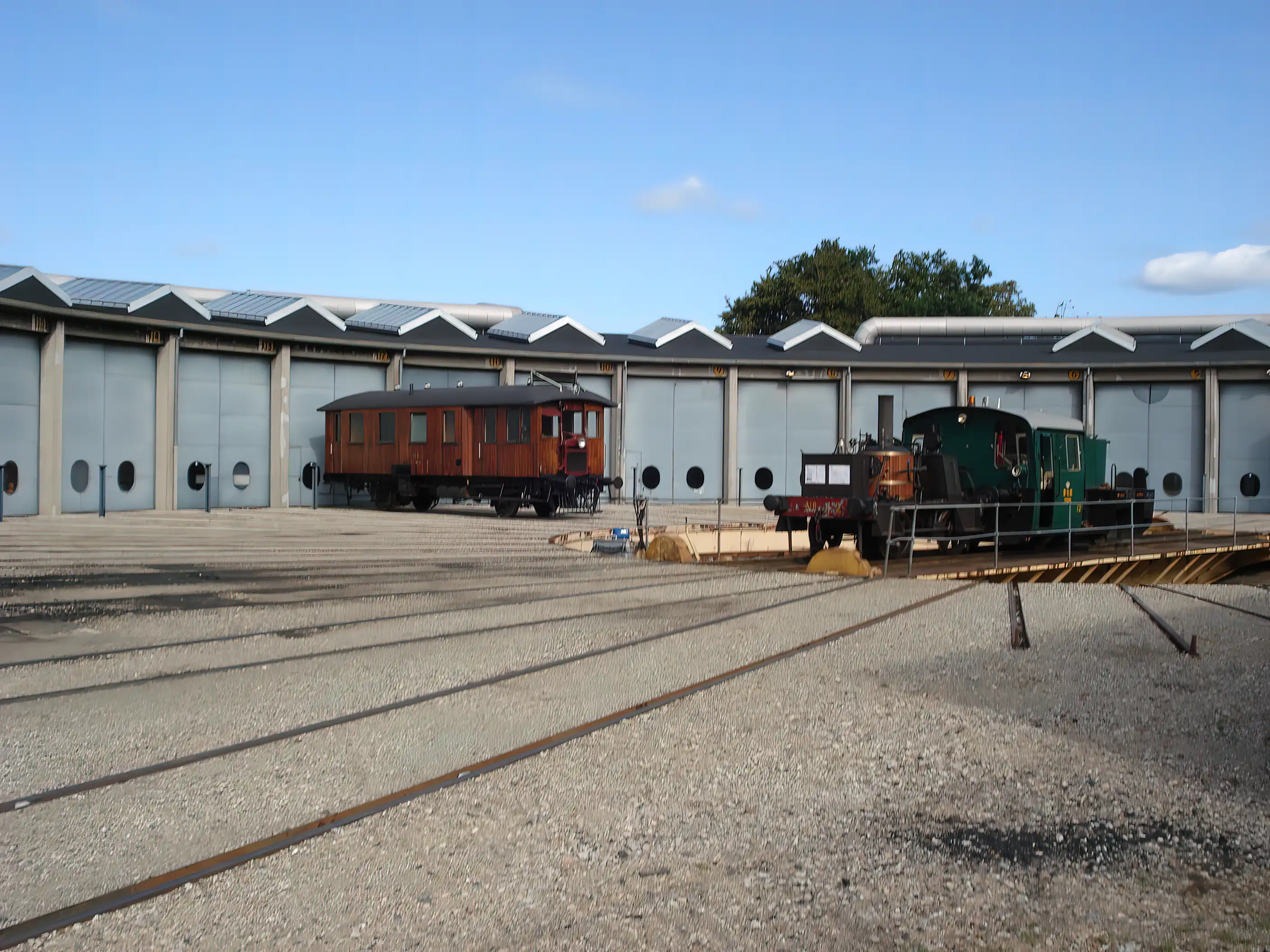 Billede af HVJ M 5, tidligere TKVJ M 5 fotograferet ud for Danmarks Jernbanemuseum ved Odense Banegård Center. Billede af HVJ M 5, tidligere TKVJ M 5 fotograferet ud for Danmarks Jernbanemuseum ved Odense Banegård Center.