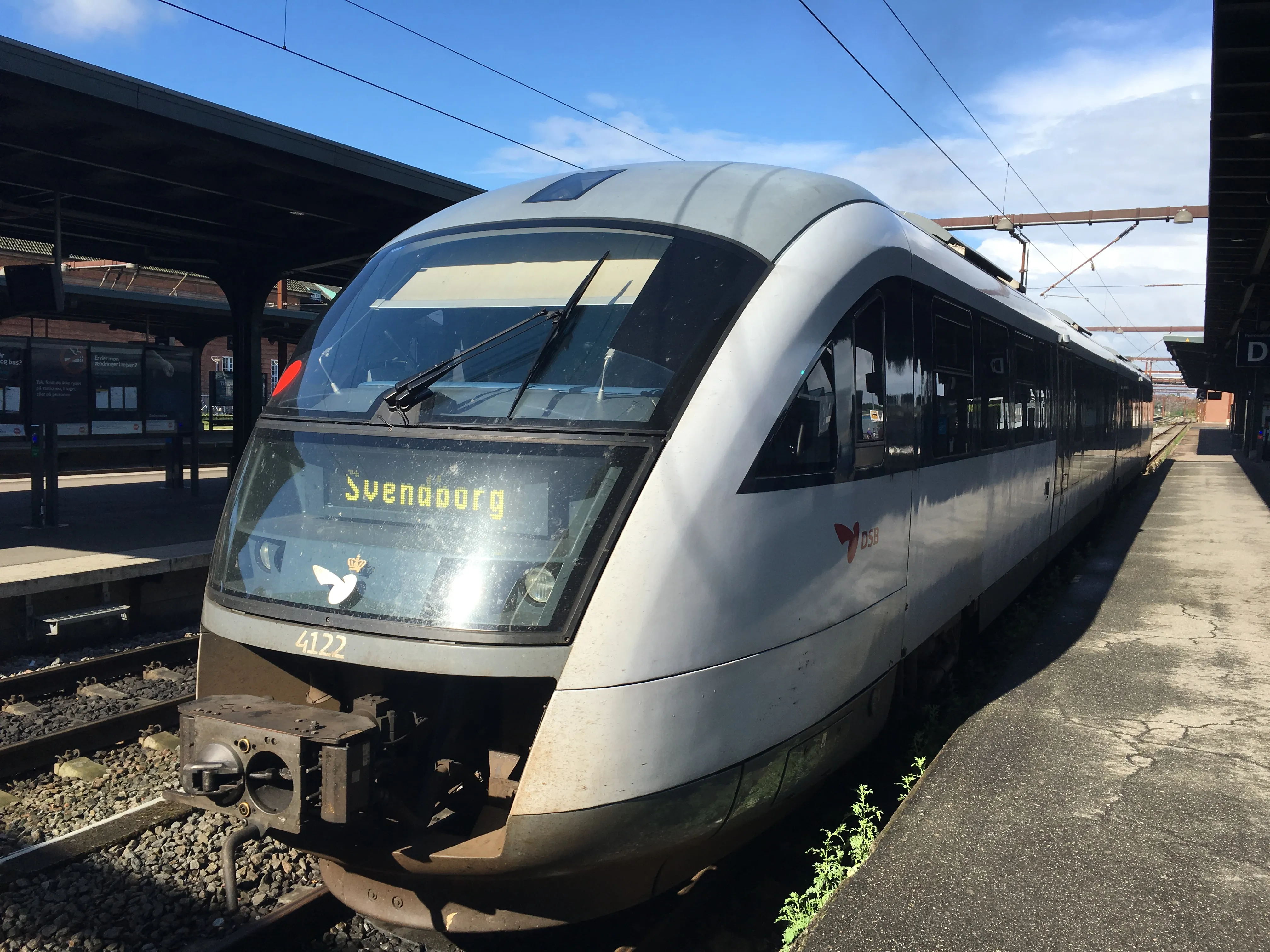 Billede af DSB MQ 4122-4922 fotograferet ud for Odense Banegård Center. Billede af DSB MQ 4122-4922 fotograferet ud for Odense Banegård Center.