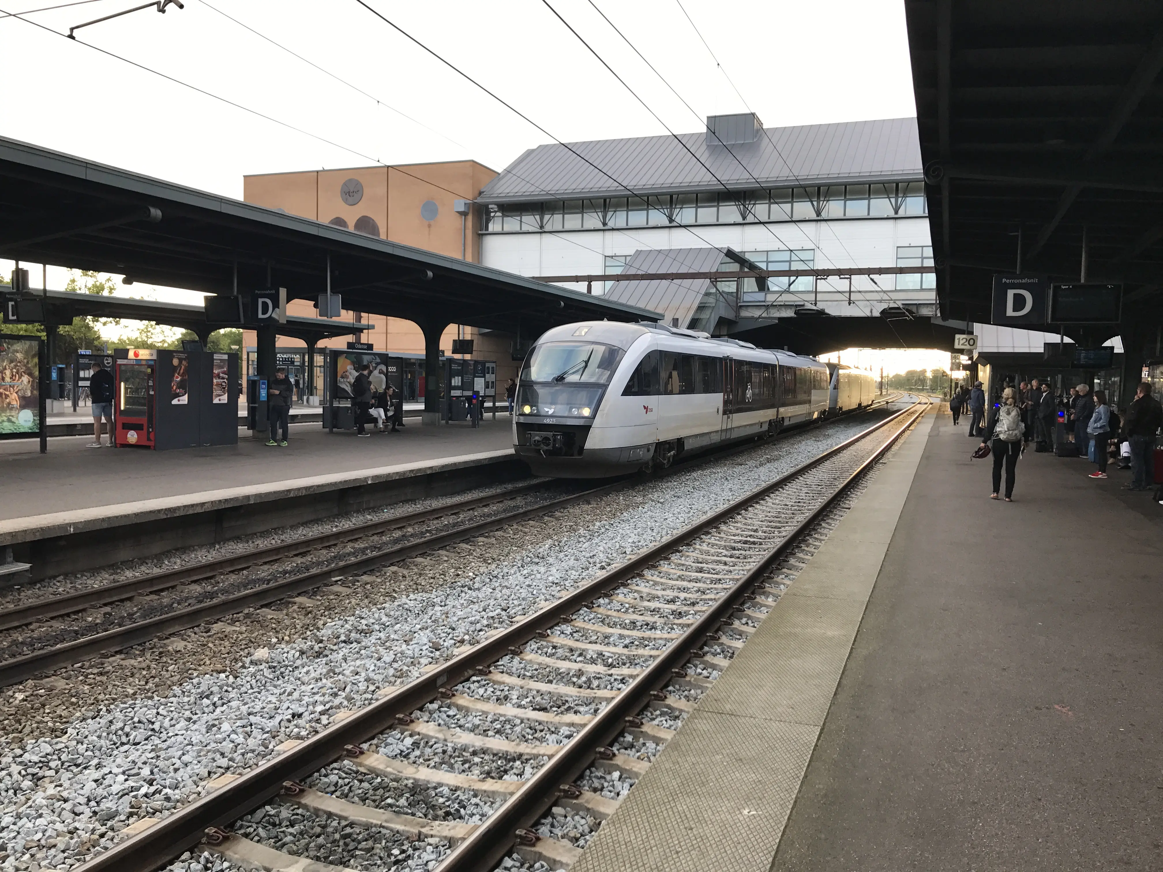 Billede af DSB MQ 4123-4923 fotograferet ud for Odense Banegård Center. Billede af DSB MQ 4123-4923 fotograferet ud for Odense Banegård Center.