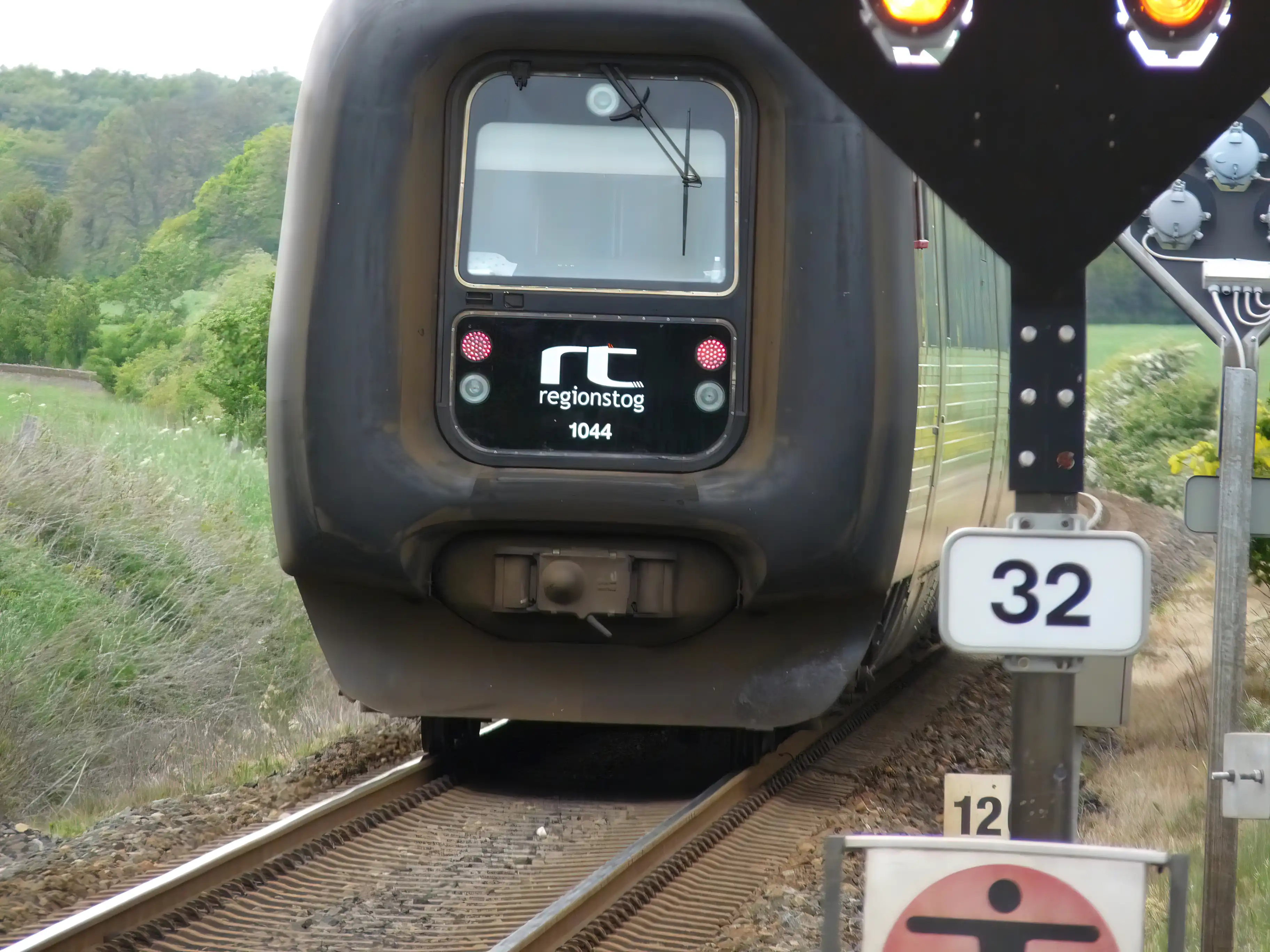 Billede af RT MF 1044, tidligere GDS-HFHJ MF 1044 - fotograferet ud for Avnede Trinbræt.