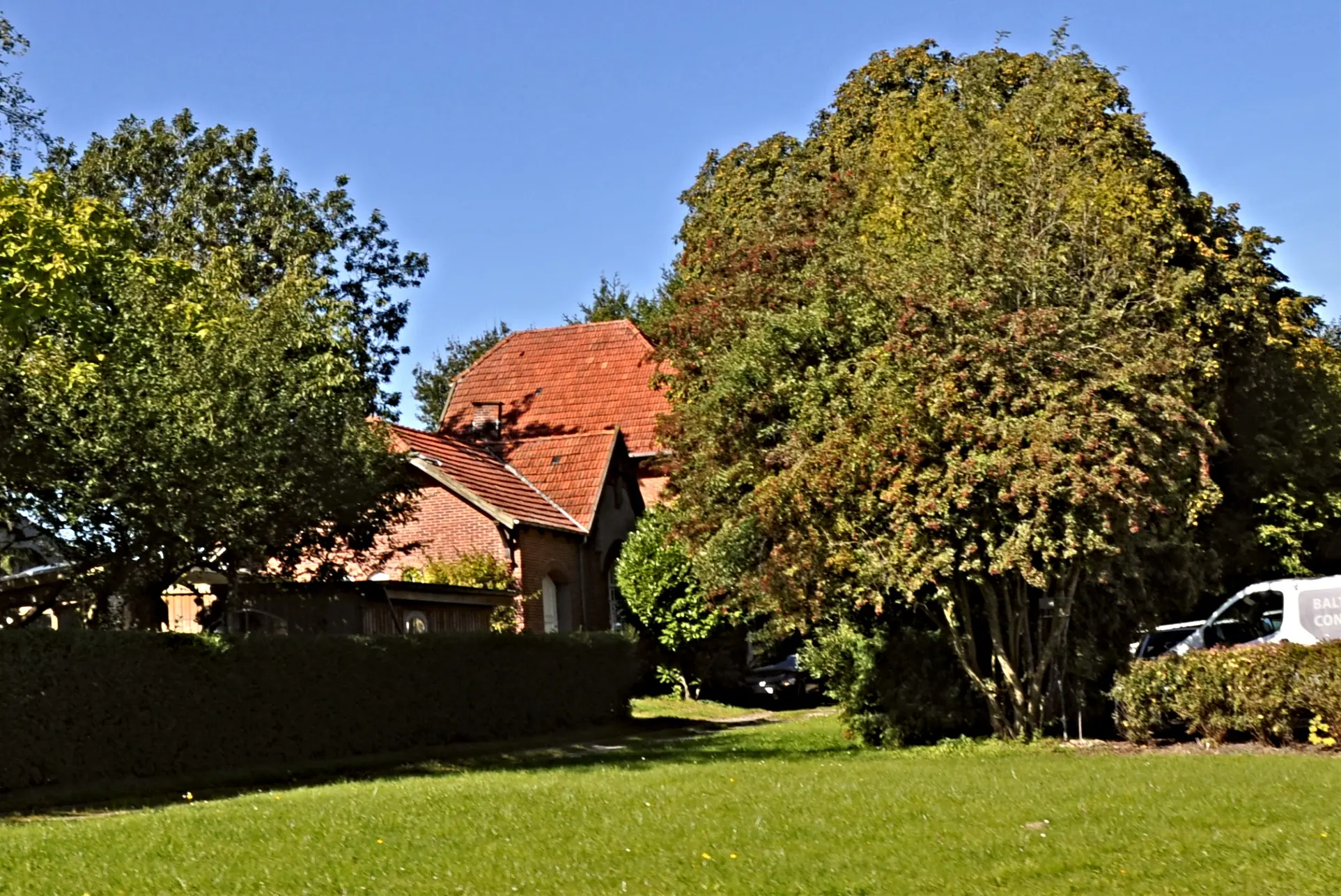 Billede af Ragebøl Station set fra vejsiden. Stationen er godt gemt bag træerne. Billede af Ragebøl Station set fra vejsiden. Stationen er godt gemt bag træerne.