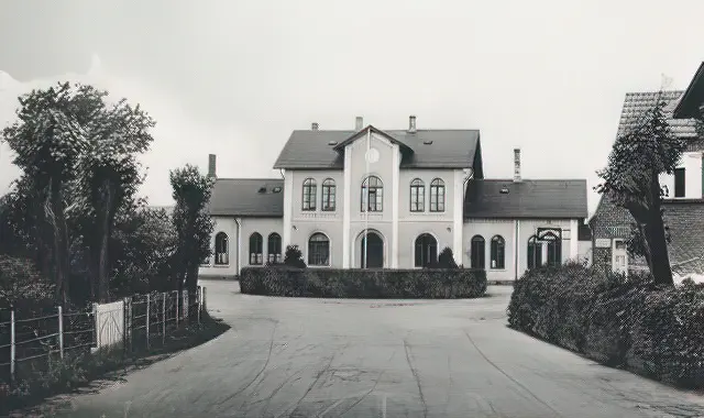 Billede af Rødekro Station set fra øst. Stationen er opført i midten af 1860 Billede af Rødekro Station set fra øst. Stationen er opført i midten af 1860