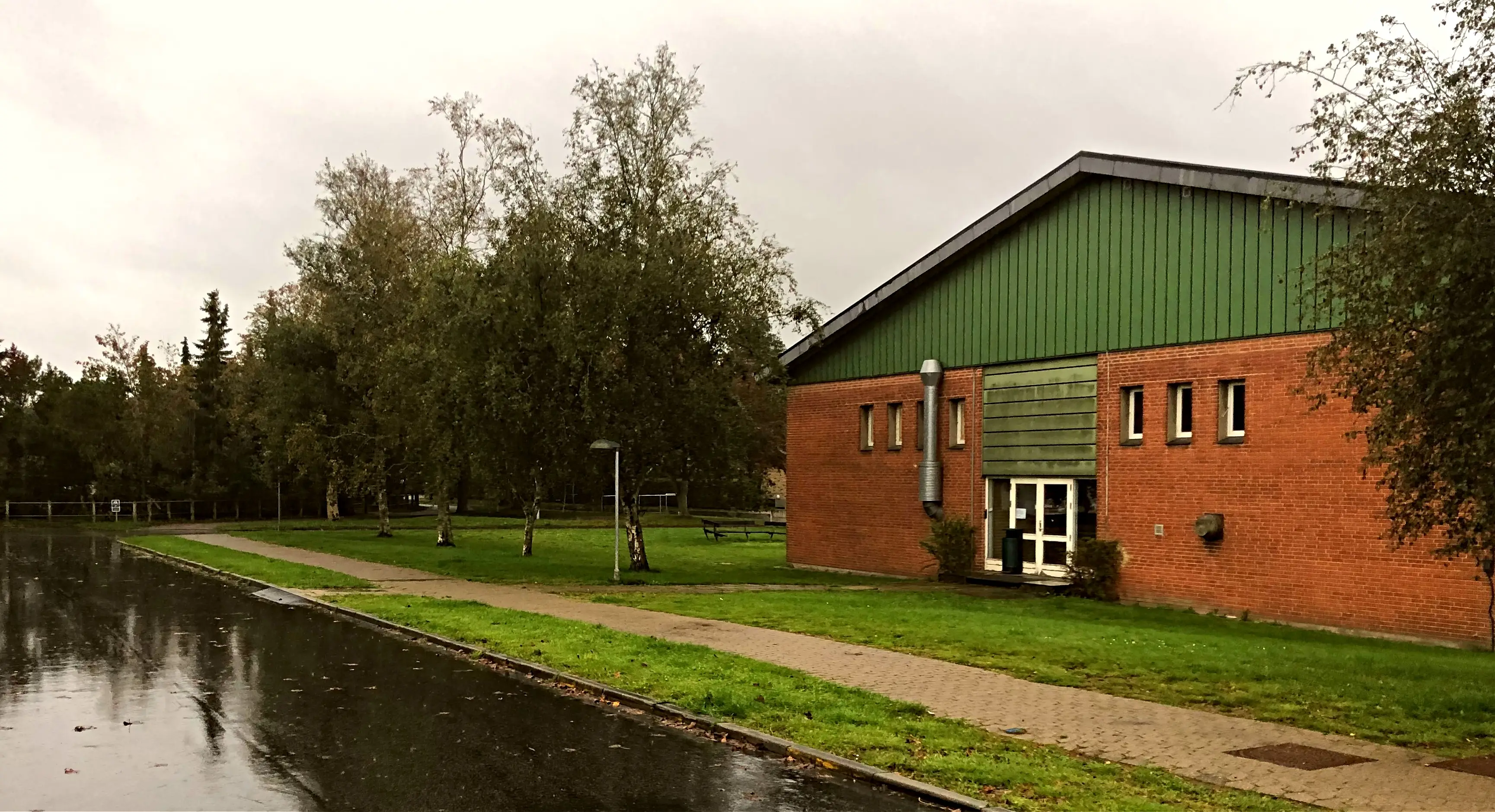 Billede af Monbjergvejen Trinbræt lå ved der, hvor det første birketræ og gadelampen er i midten af billedet. Billede af Monbjergvejen Trinbræt lå ved der, hvor det første birketræ og gadelampen er i midten af billedet.