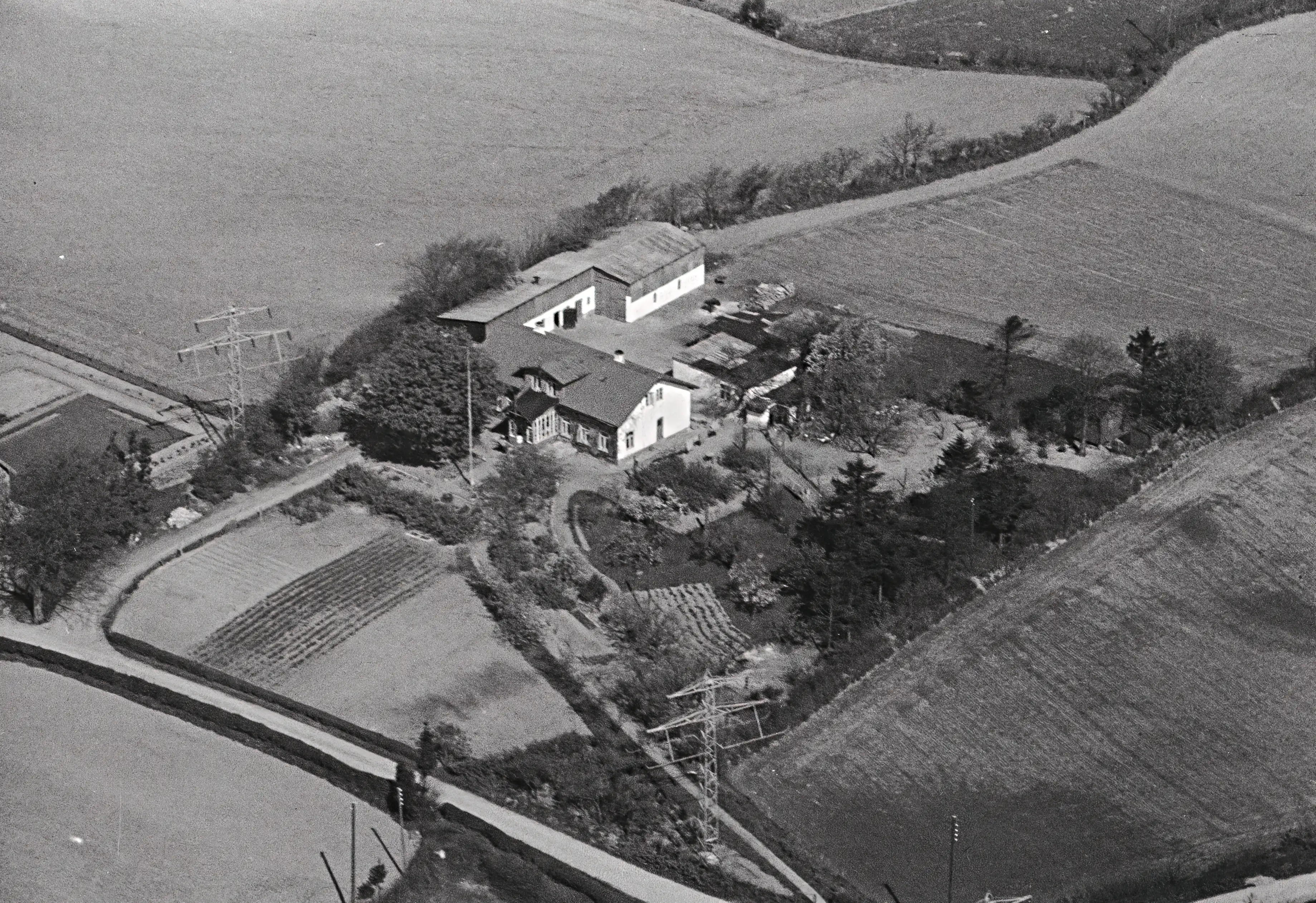 Billede af Styrtom Stationskro, stien, der på billedet forløber skråt frem mod bygningen, er anlagt på banens trace.