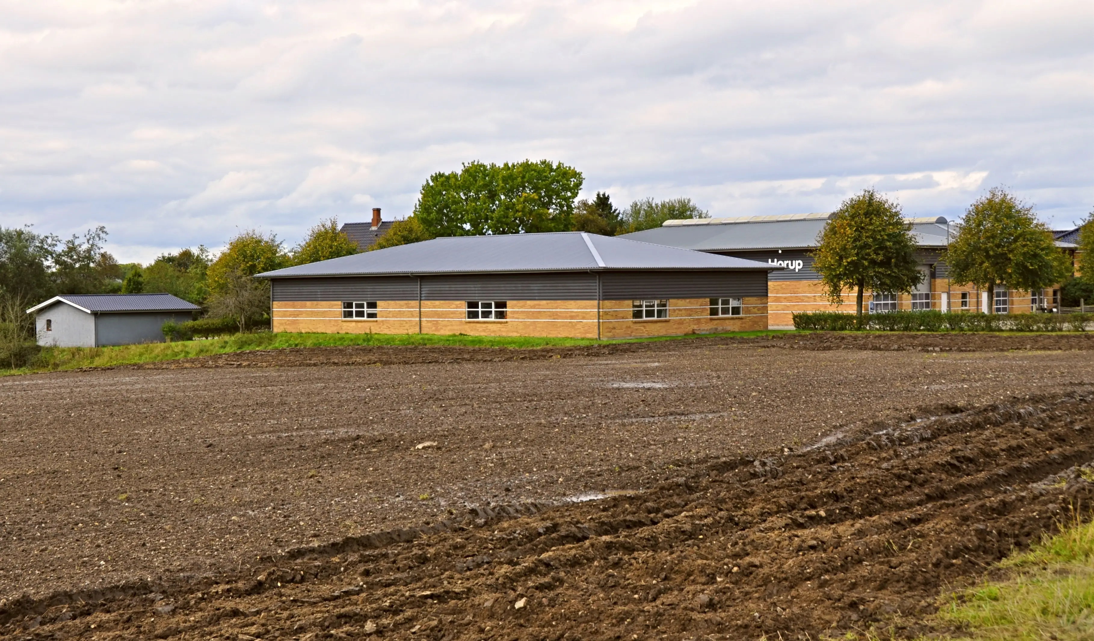 Billede af Styrtom Stationskro, som lå til højre i billedet bag Horup Boligs nybyggede lagerhaller. Billede af Styrtom Stationskro, som lå til højre i billedet bag Horup Boligs nybyggede lagerhaller.