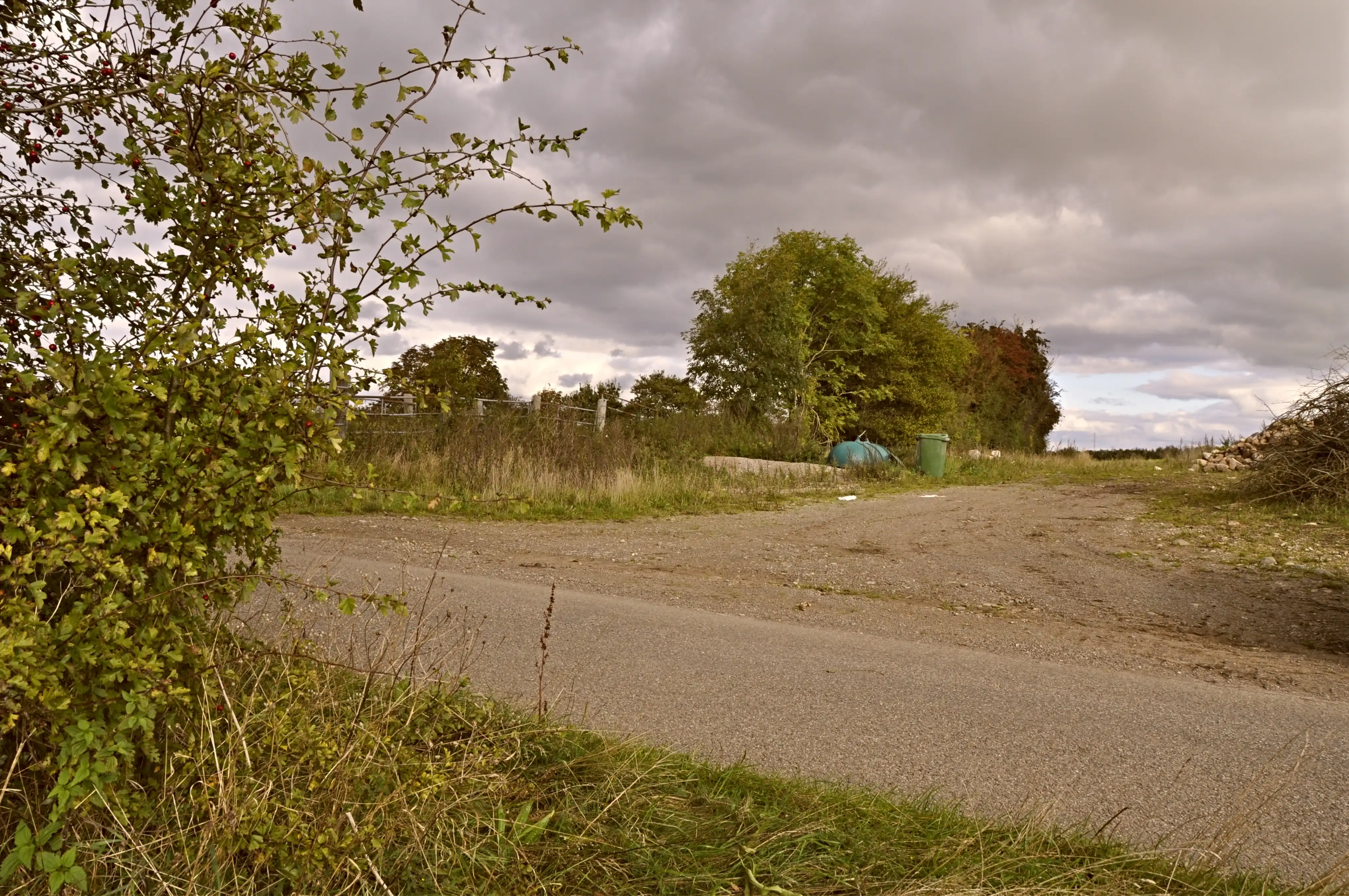 Billede af Nørballe Trinbræt, som var placeret ved skraldespanden lige over midten af billedet.