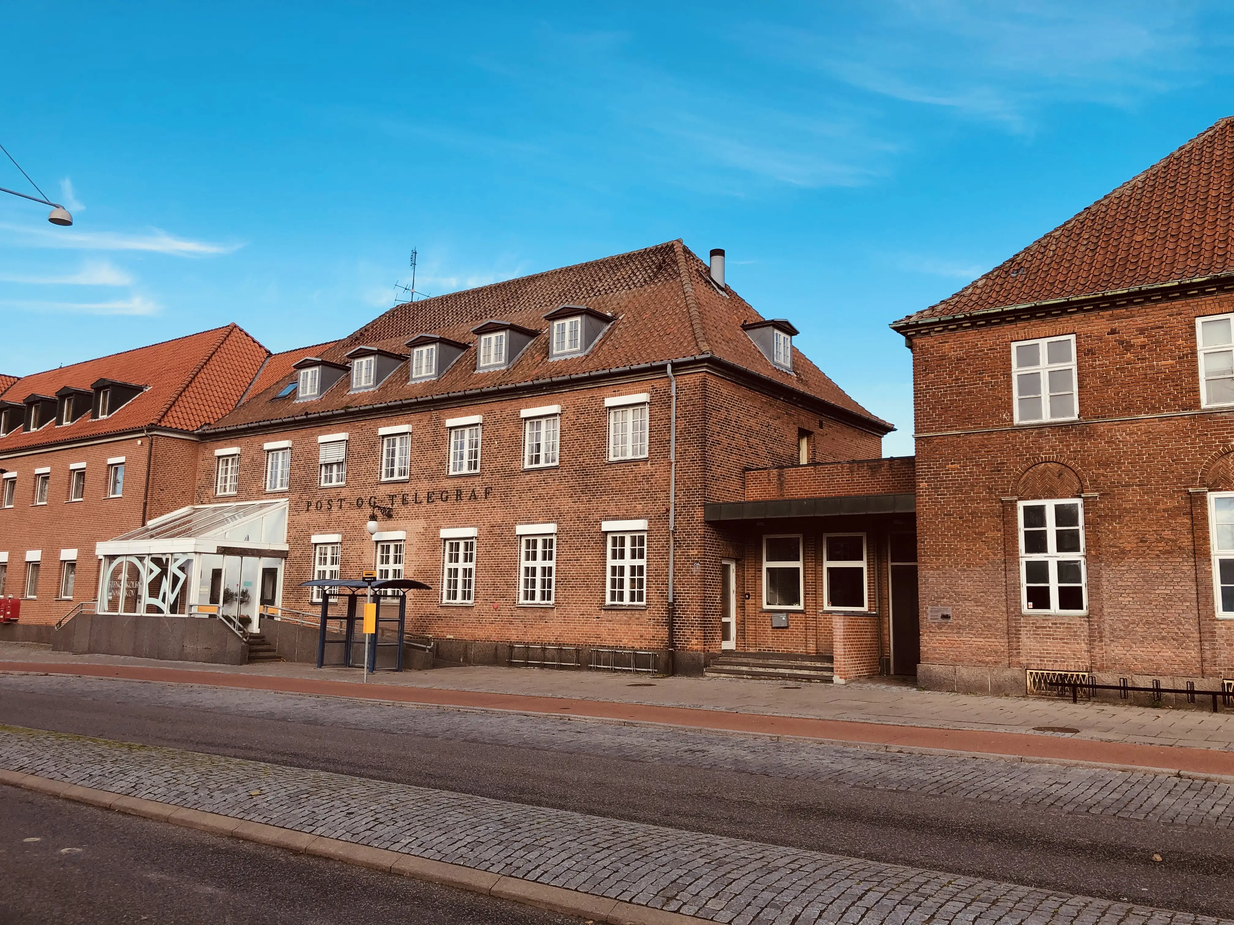 Billede af det gamle Posthus ved Nakskov Station.