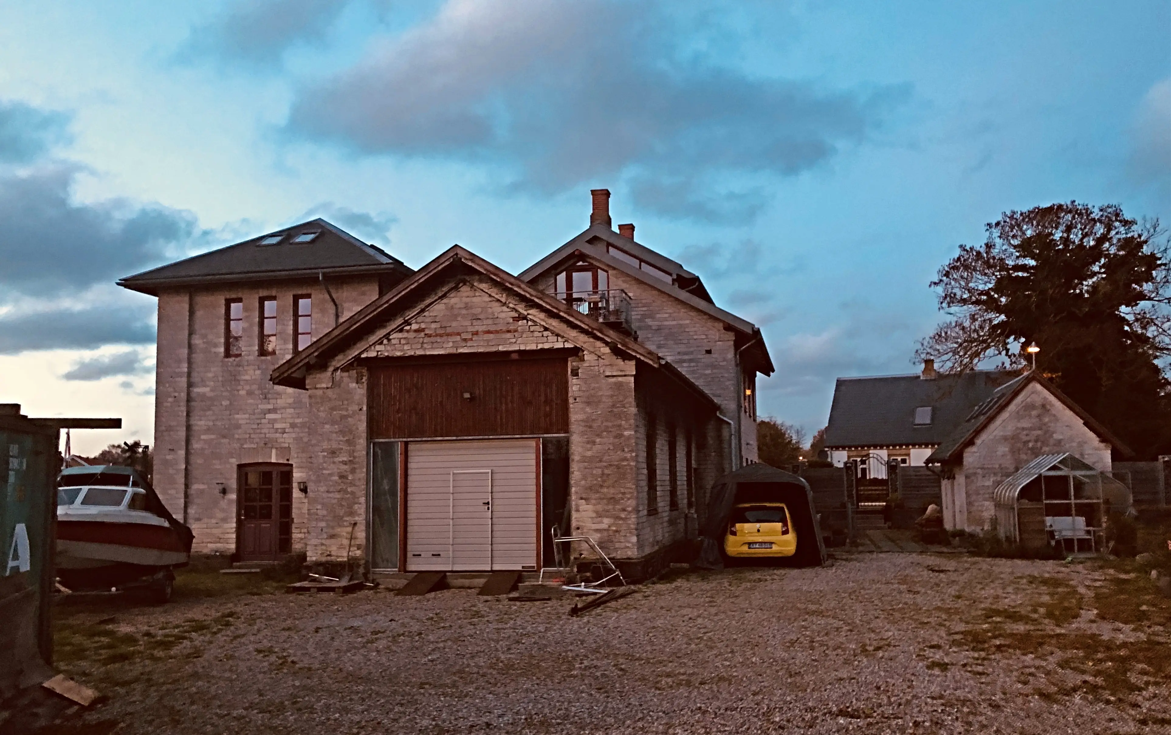 Billede af remisen ved Rødvig Station.