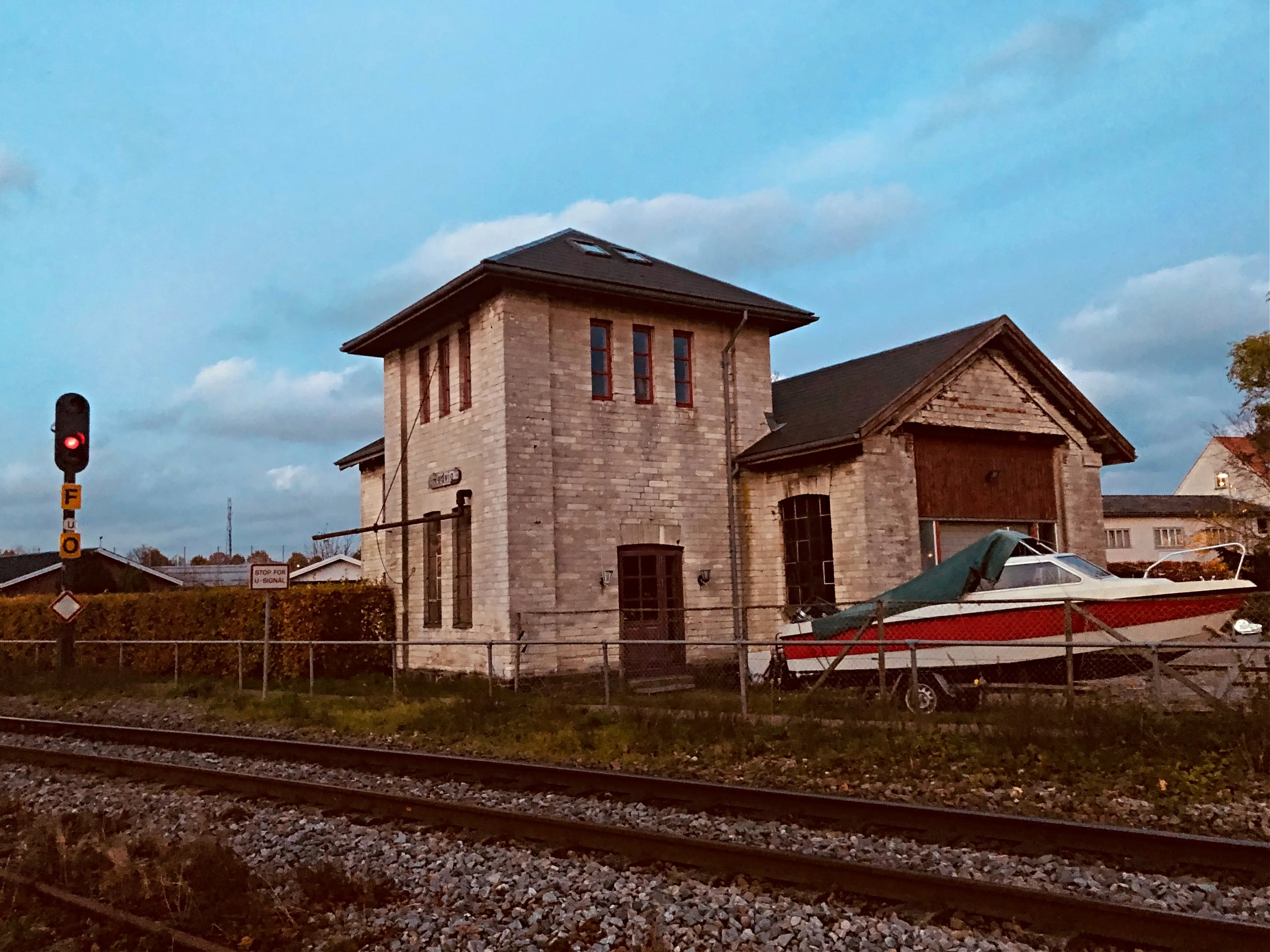 Billede af remisen ved Rødvig Station.