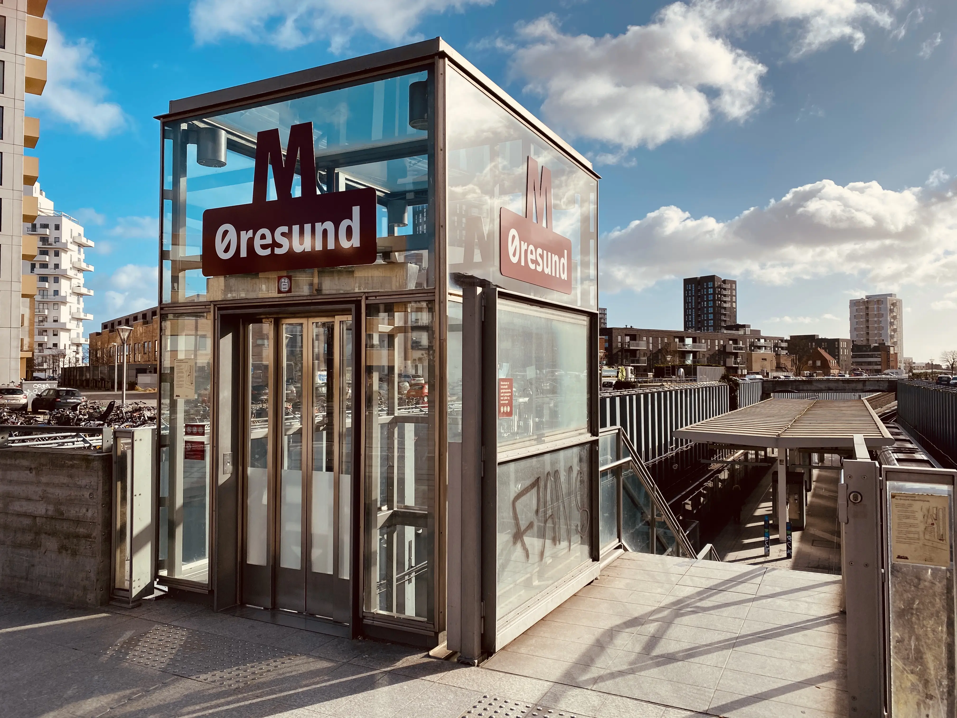 Øresund Metrostation ligger tæt på det sted, hvor Øresundsvej Station oprindelig var placeret. Øresund Metrostation ligger tæt på det sted, hvor Øresundsvej Station oprindelig var placeret.