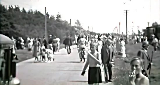Badetoget har lige sat de rejsende af ved Skærven Trinbræt. Langs banen ses to stangrækker. Da et undersøisk telekabel udgik fra Knudshoved må i hvert fald den ene stangrække bære telegrafvæsenets tråde til forbindelsen mellem landsdelene. Badetoget har lige sat de rejsende af ved Skærven Trinbræt. Langs banen ses to stangrækker. Da et undersøisk telekabel udgik fra Knudshoved må i hvert fald den ene stangrække bære telegrafvæsenets tråde til forbindelsen mellem landsdelene.