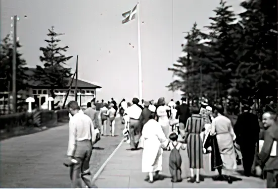 Billede af Skærven Trinbræt - De rejsende på vej mod Storebælt. Billede af Skærven Trinbræt - De rejsende på vej mod Storebælt.