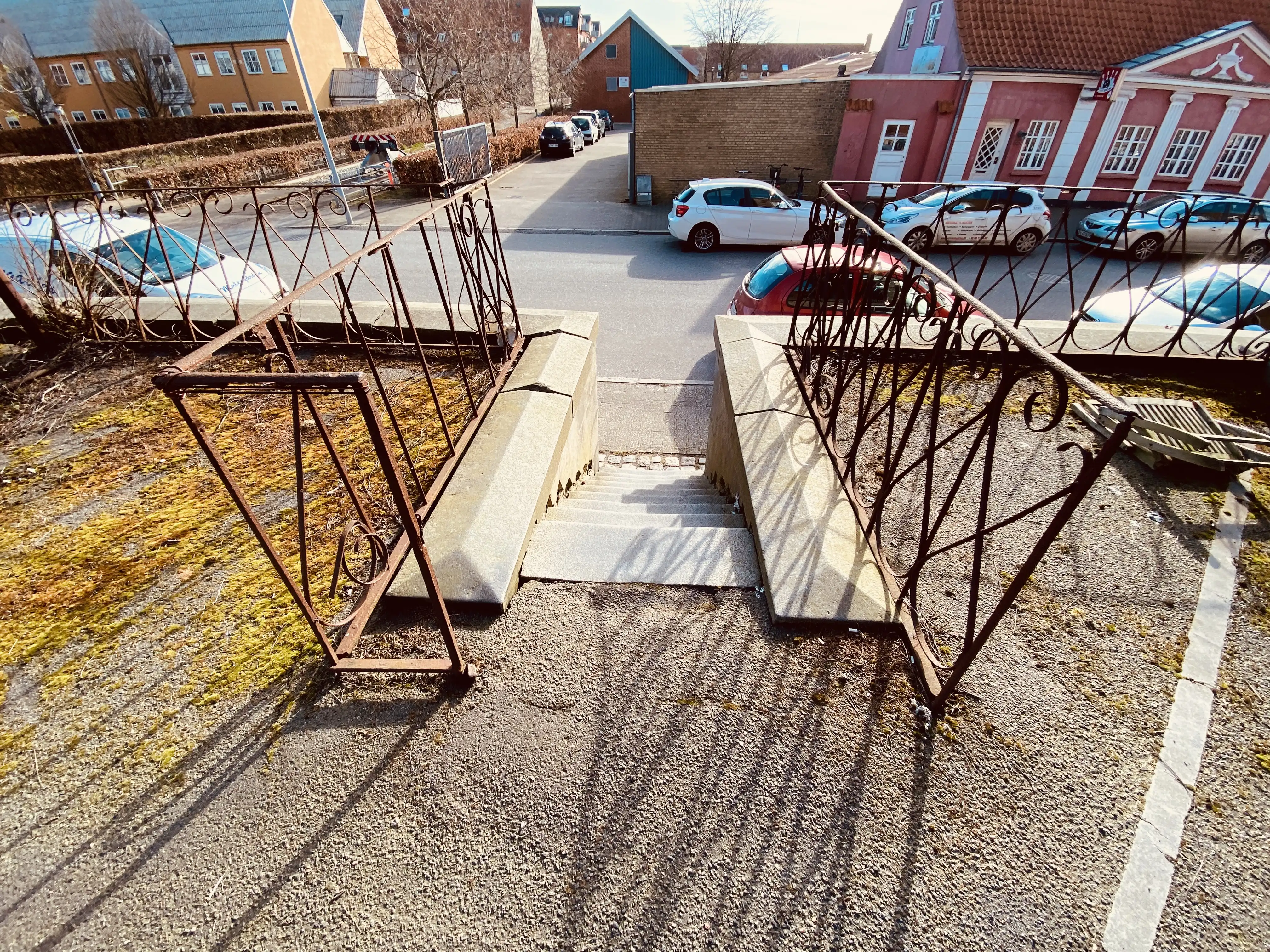 Billede af den slidte trappe til perron 1 på Fredericia Banegård, der var i brug 1869-1935. Billede af den slidte trappe til perron 1 på Fredericia Banegård, der var i brug 1869-1935.