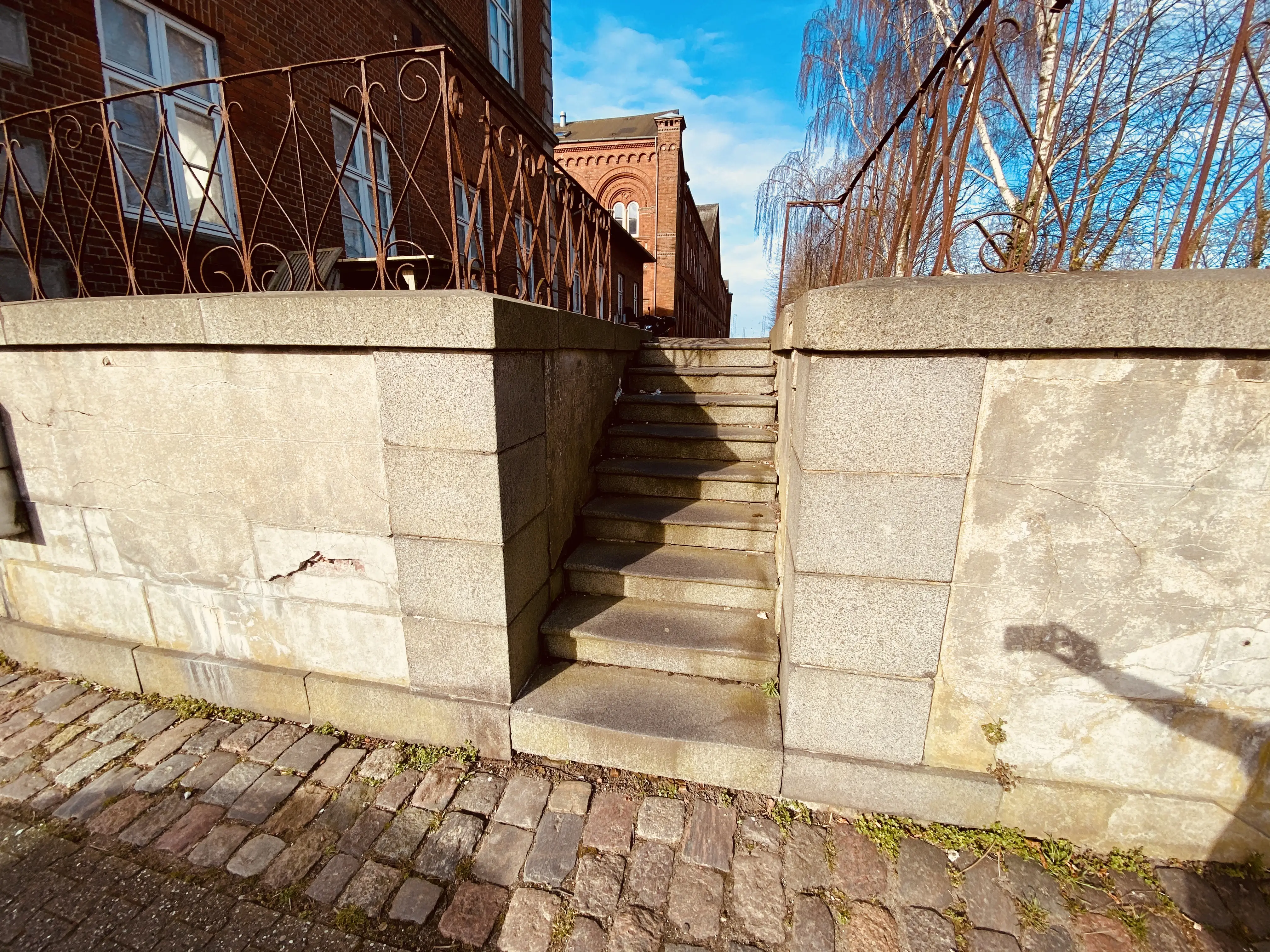 Billede af den slidte trappe til perron 1 på Fredericia Banegård, der var i brug 1869-1935. Billede af den slidte trappe til perron 1 på Fredericia Banegård, der var i brug 1869-1935.