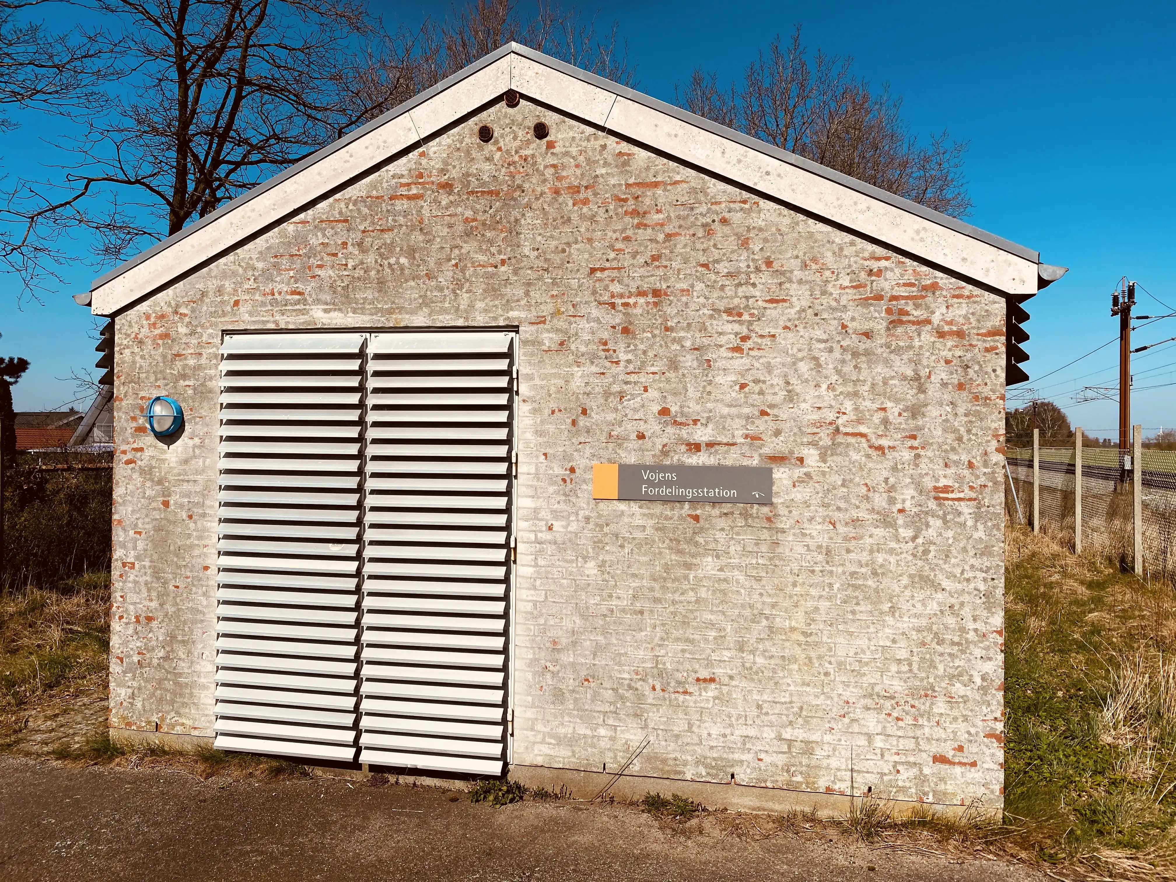 Billede af Jegerup Trinbræt, som er nedrevet, men har ligget her, hvor Vojens Fordelingsstation ligget nu. Billede af Jegerup Trinbræt, som er nedrevet, men har ligget her, hvor Vojens Fordelingsstation ligget nu.