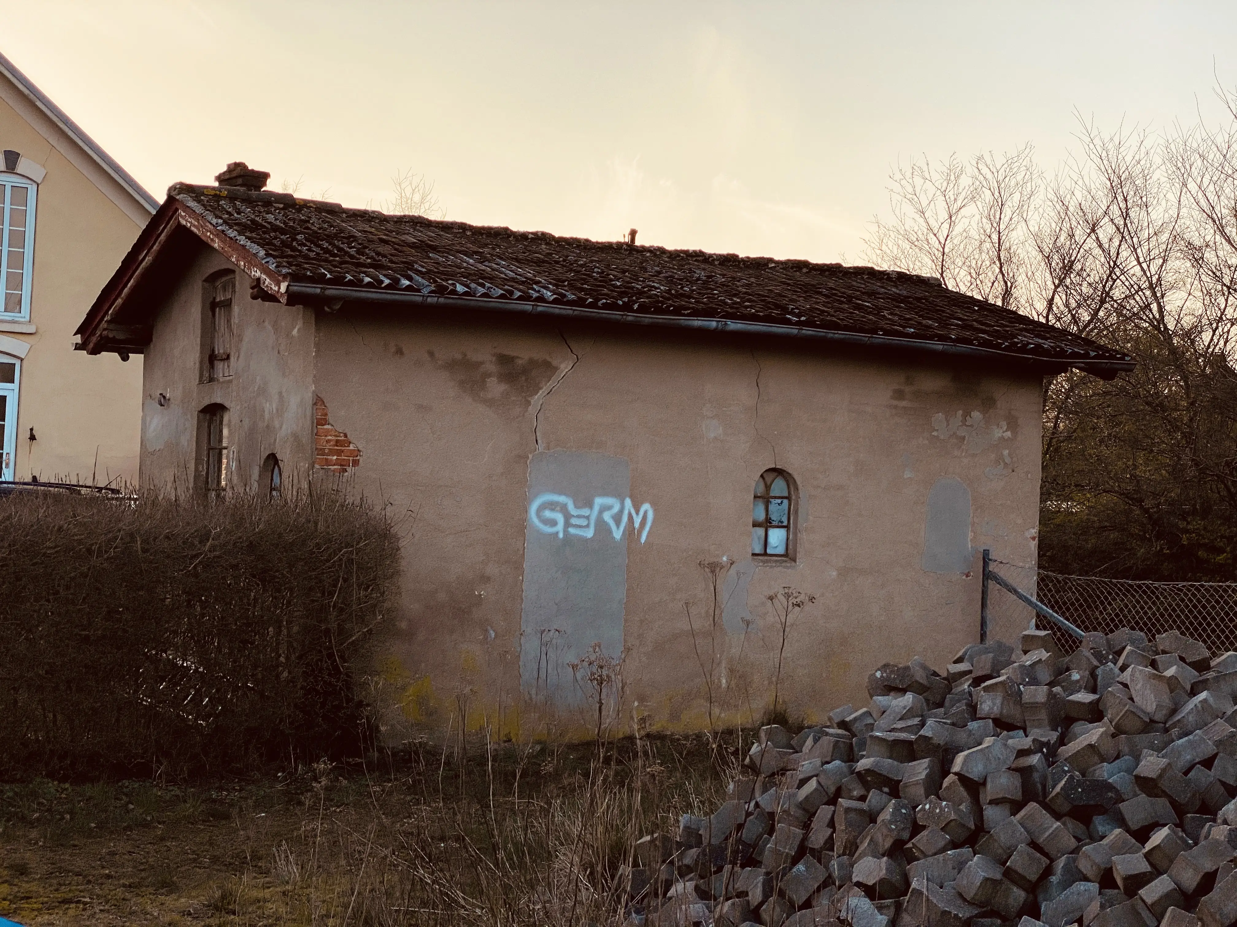 Billede af Bylderup-Bov Station, som er nedrevet, men retiradebygningen ligger stadig tilbage i 2020. Billede af Bylderup-Bov Station, som er nedrevet, men retiradebygningen ligger stadig tilbage i 2020.