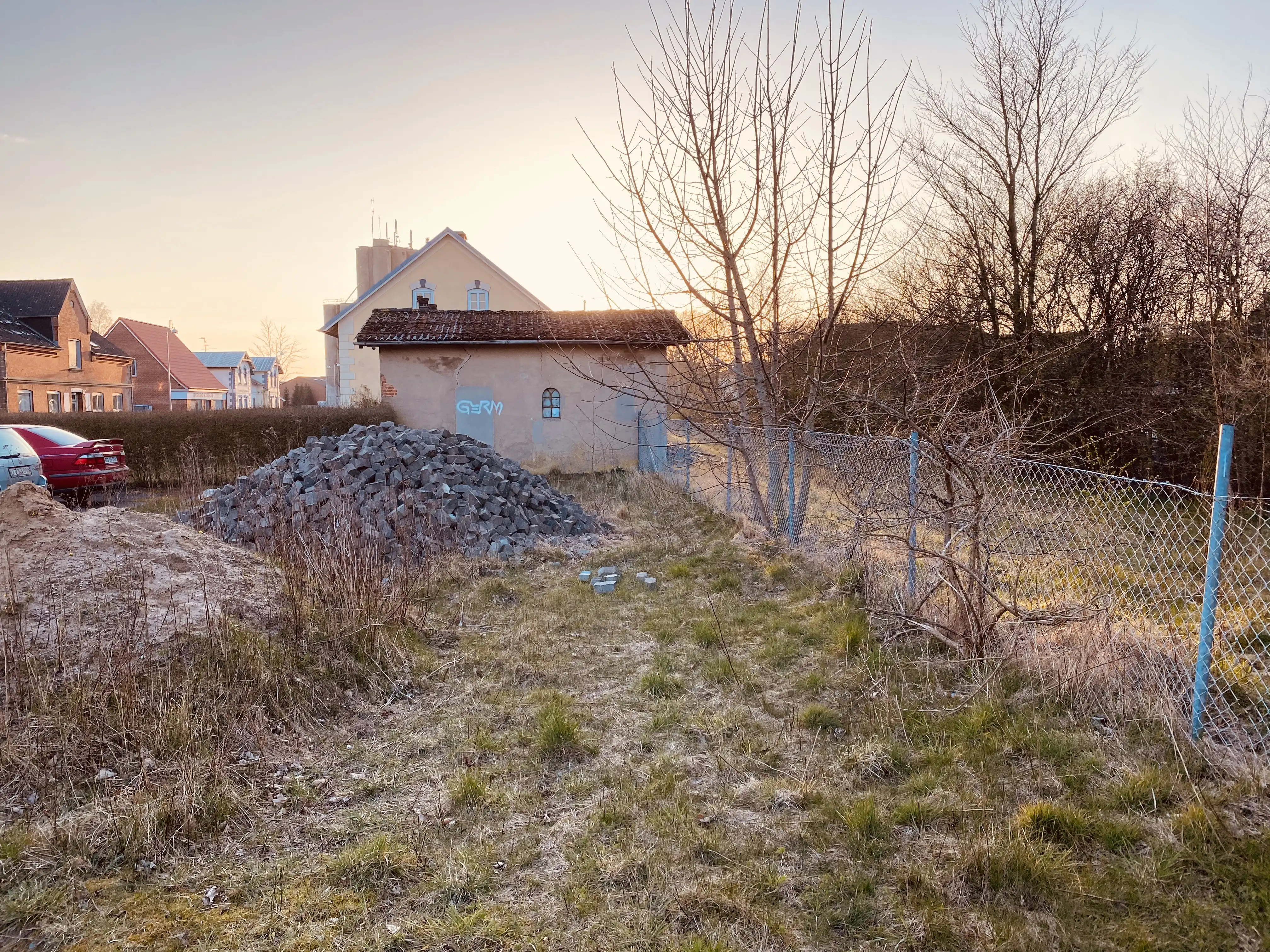 Billede af Bylderup-Bov Station, som er nedrevet, men retiradebygningen ligger stadig tilbage i 2020. Billede af Bylderup-Bov Station, som er nedrevet, men retiradebygningen ligger stadig tilbage i 2020.