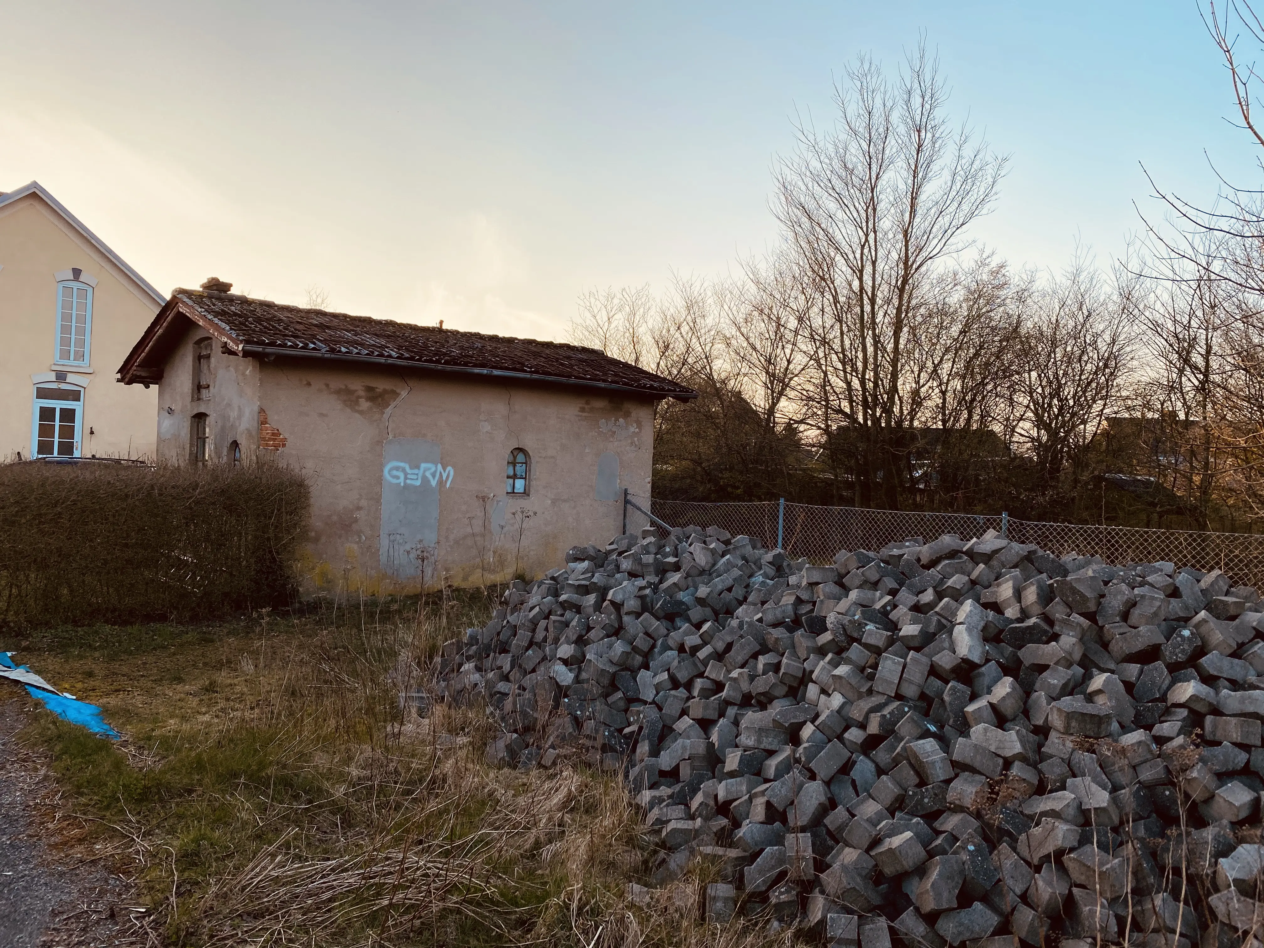 Billede af Bylderup-Bov Station, som er nedrevet, men retiradebygningen ligger stadig tilbage i 2020. Billede af Bylderup-Bov Station, som er nedrevet, men retiradebygningen ligger stadig tilbage i 2020.