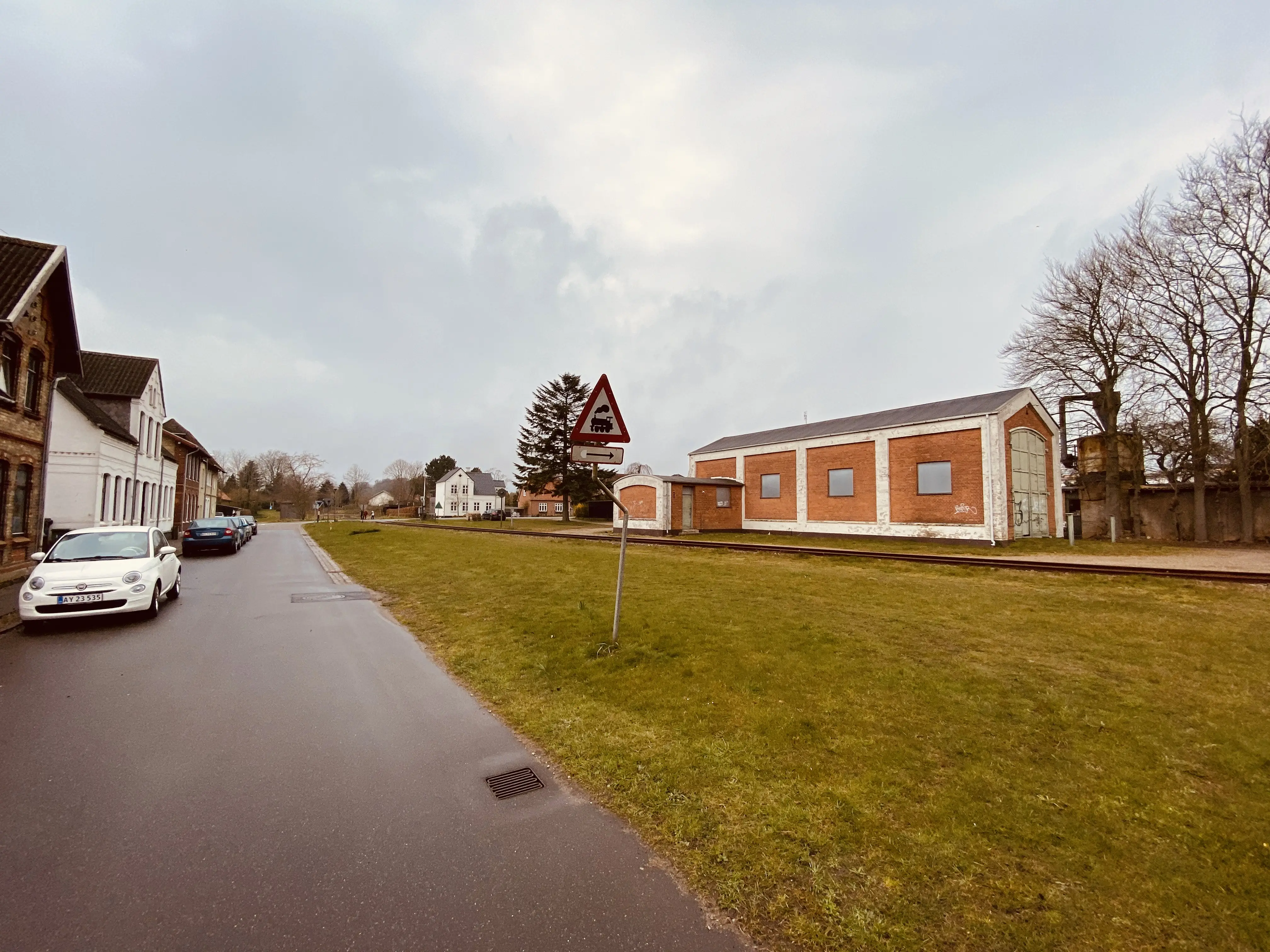 Billede af Haderslev Vestbanegård, som blev nedrevet 1985 (Stationsbygningen), men motorremisen fra 1951 eksistere stadig i 2020. Billede af Haderslev Vestbanegård, som blev nedrevet 1985 (Stationsbygningen), men motorremisen fra 1951 eksistere stadig i 2020.