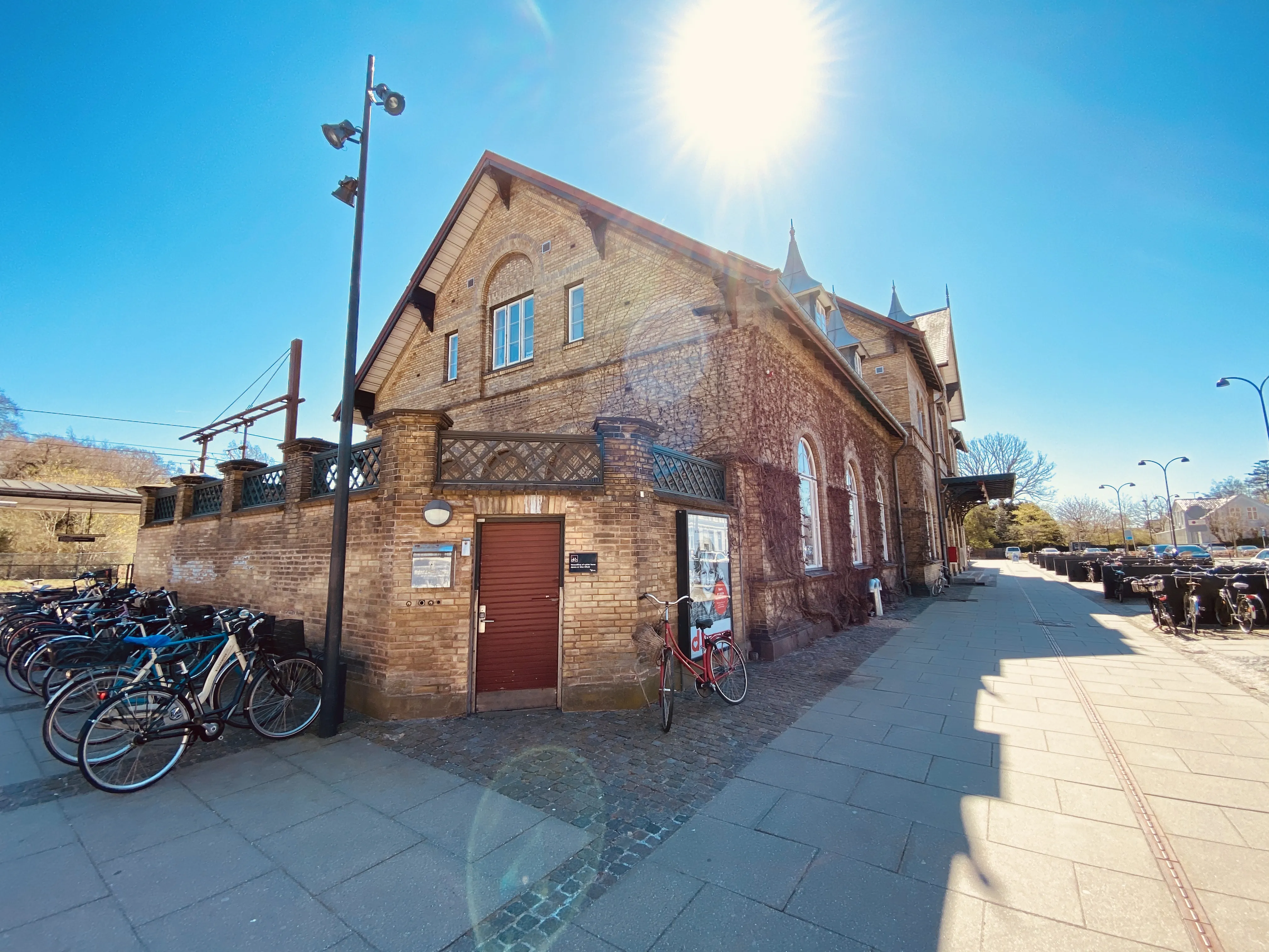 Billede af Charlottenlund Station.