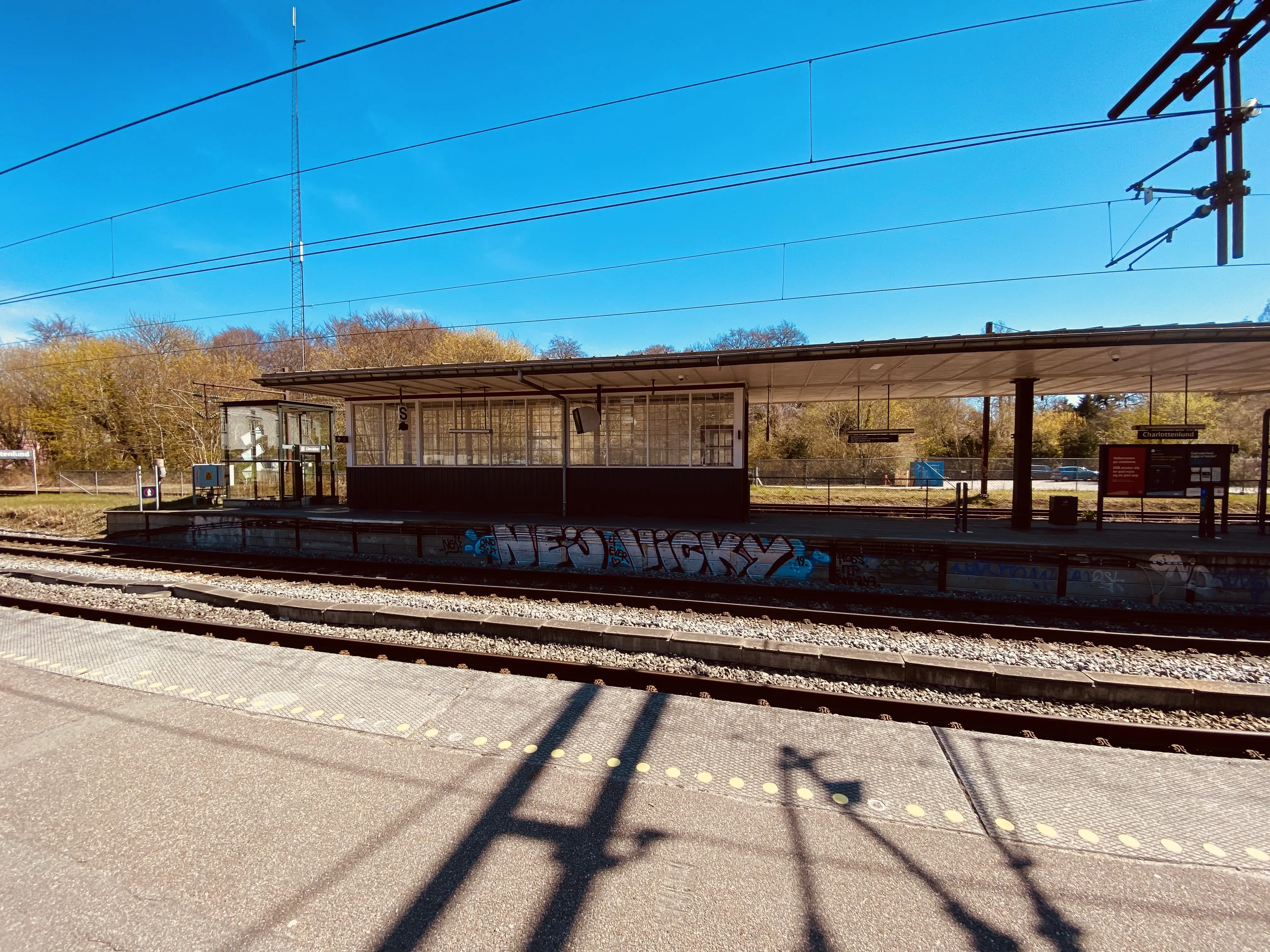 Billede af Charlottenlund Station.
