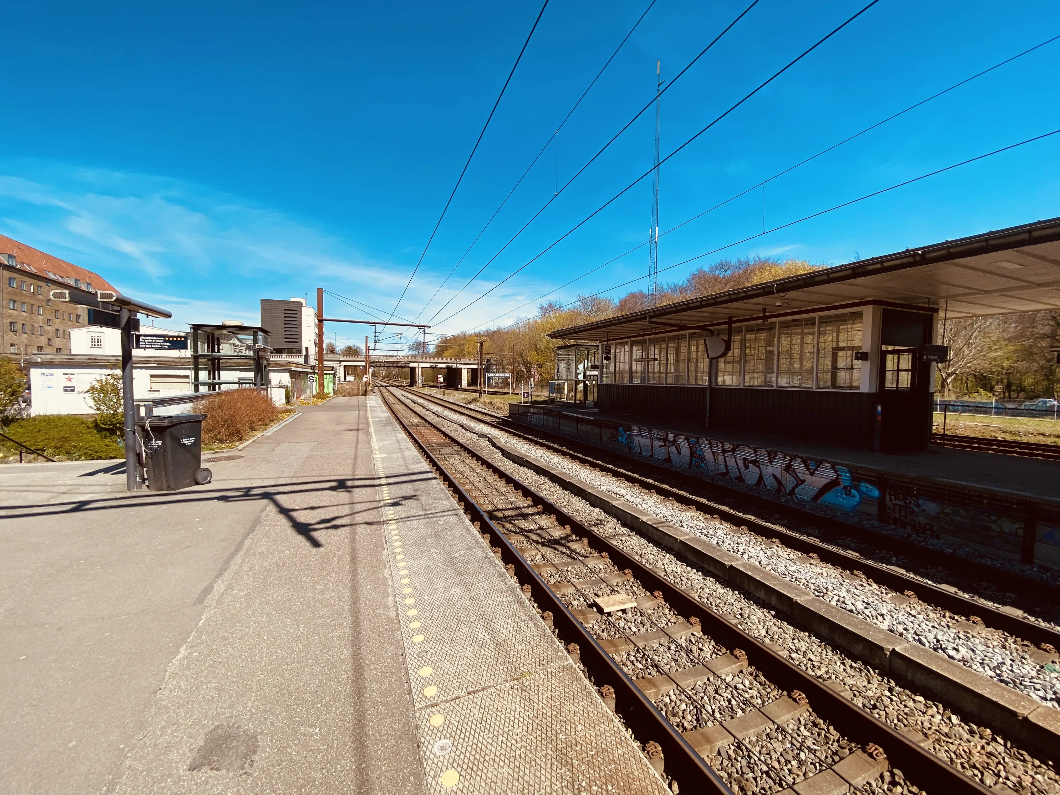 Billede af Charlottenlund Station.