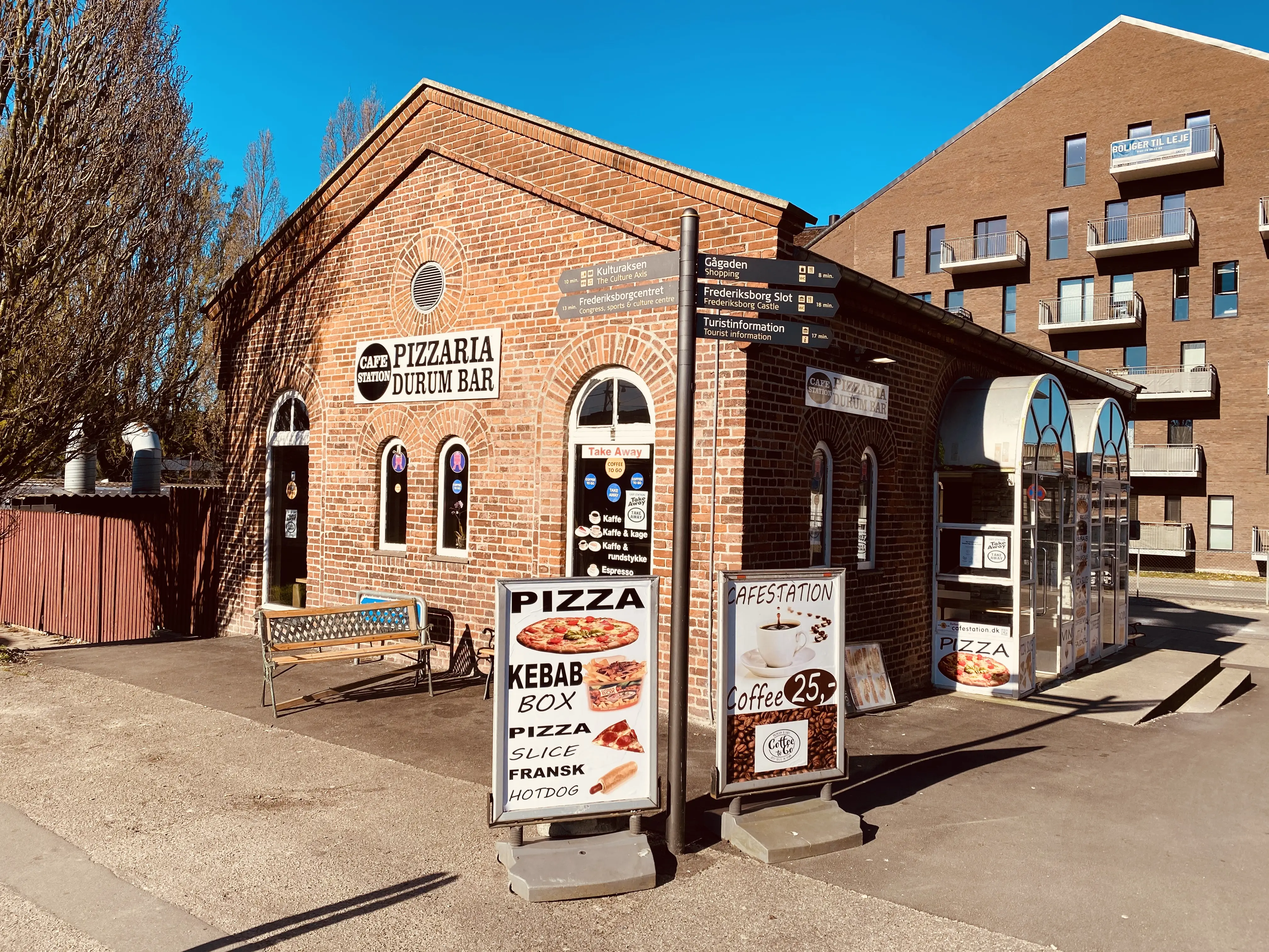 Billede af Hillerød Stations retiradebygning.