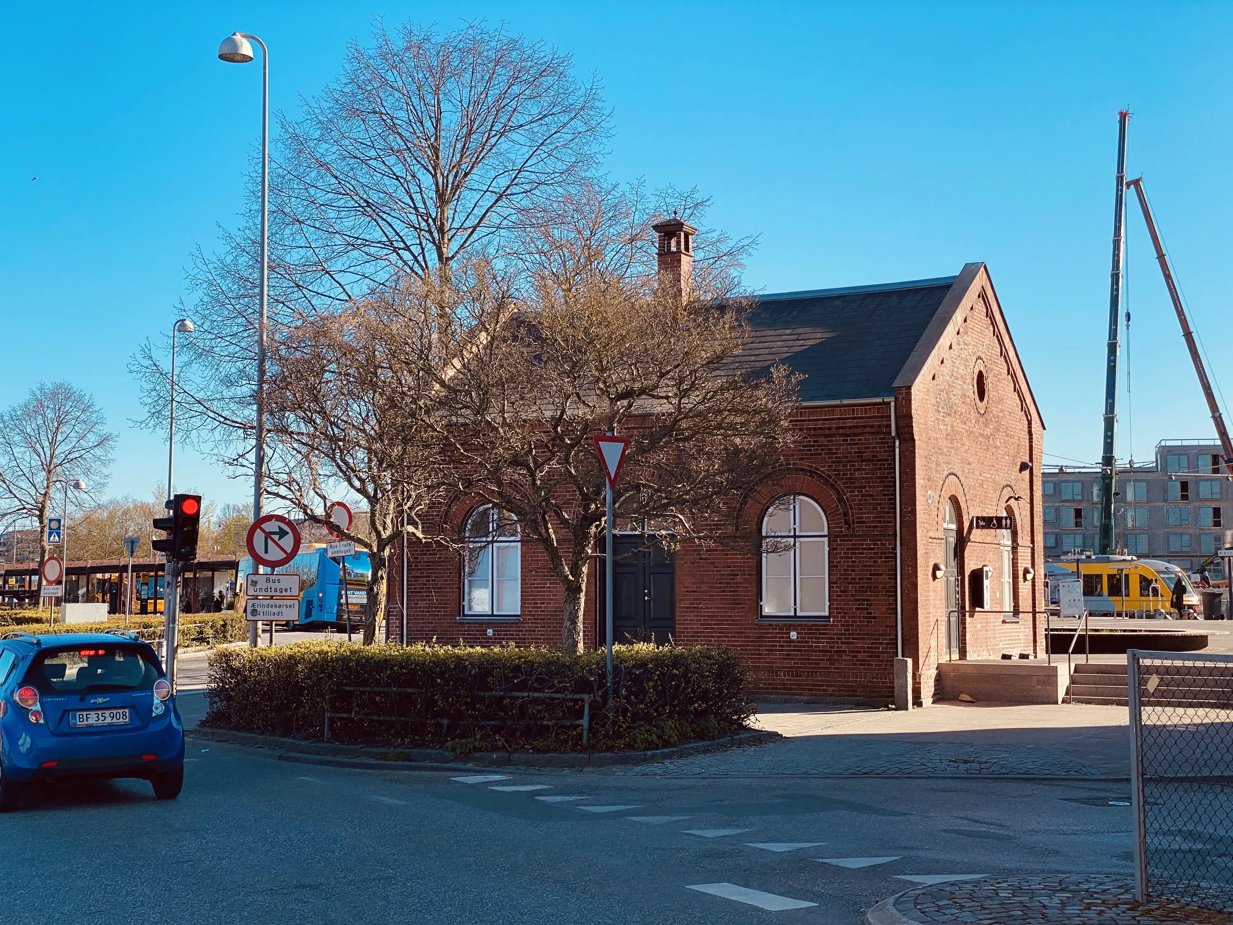 Billede af den tidligere postbygning ved Hillerød Station.