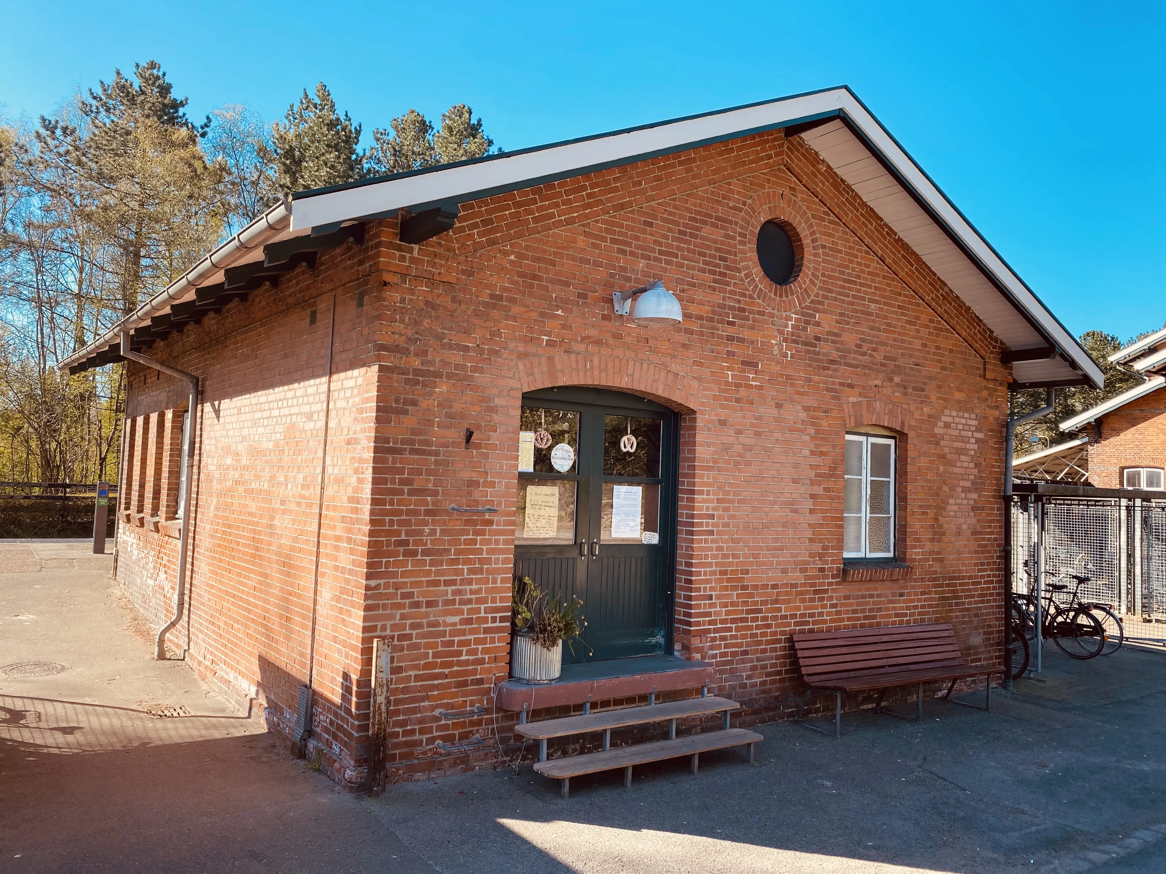 Billede af Fredensborg Stations pakhus. Billede af Fredensborg Stations pakhus.