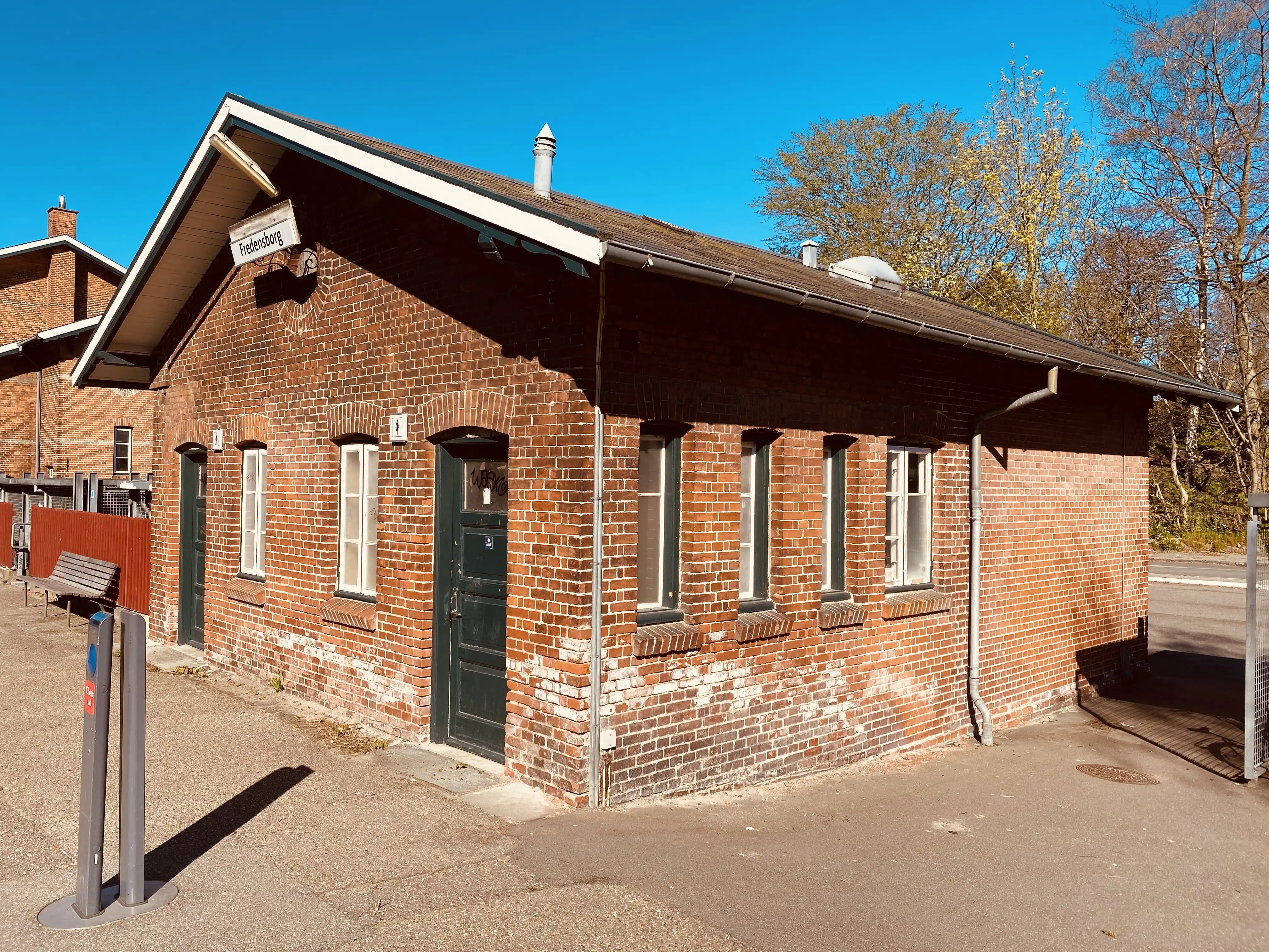 Billede af Fredensborg Stations retirade. Billede af Fredensborg Stations retirade.