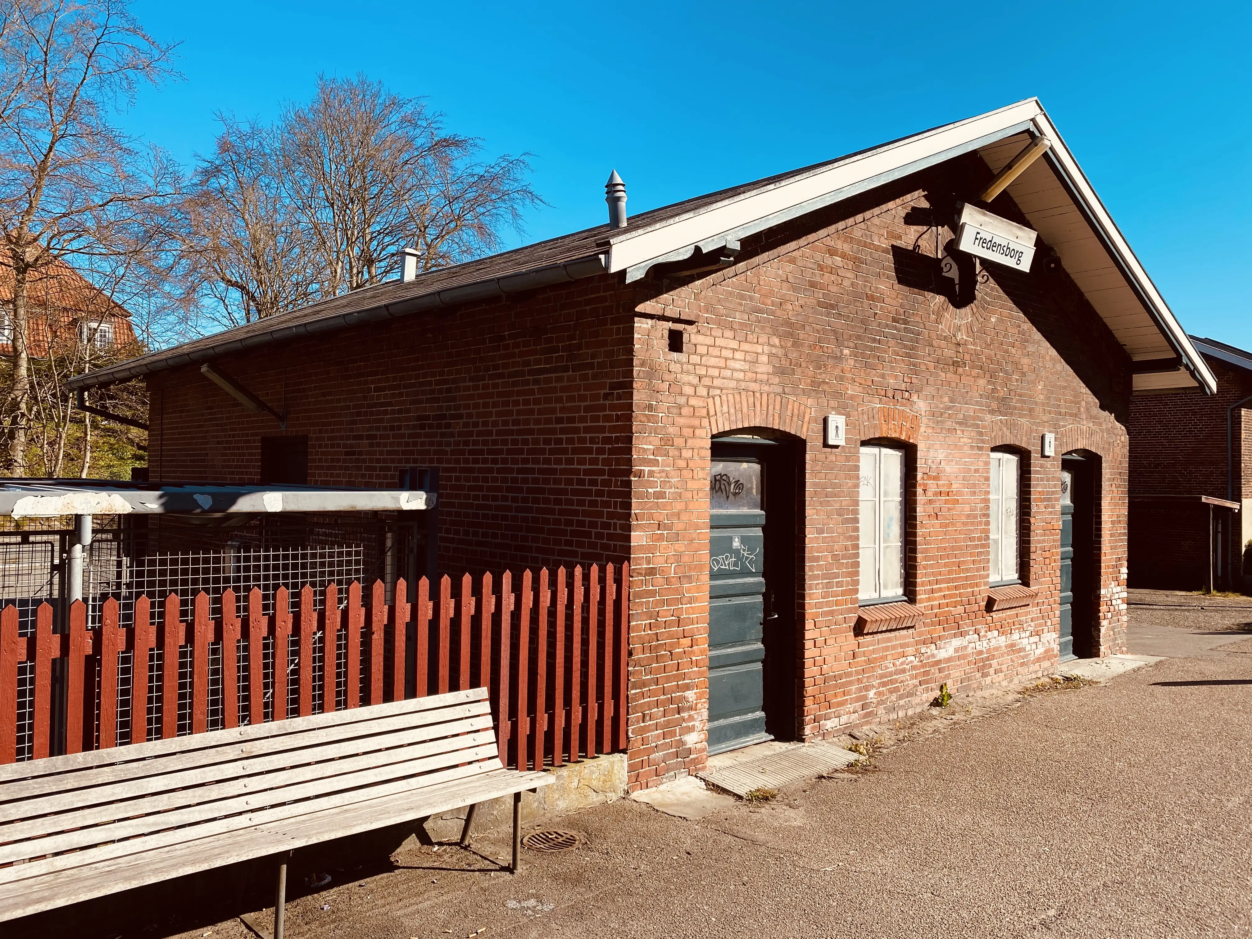 Billede af Fredensborg Stations retirade. Billede af Fredensborg Stations retirade.