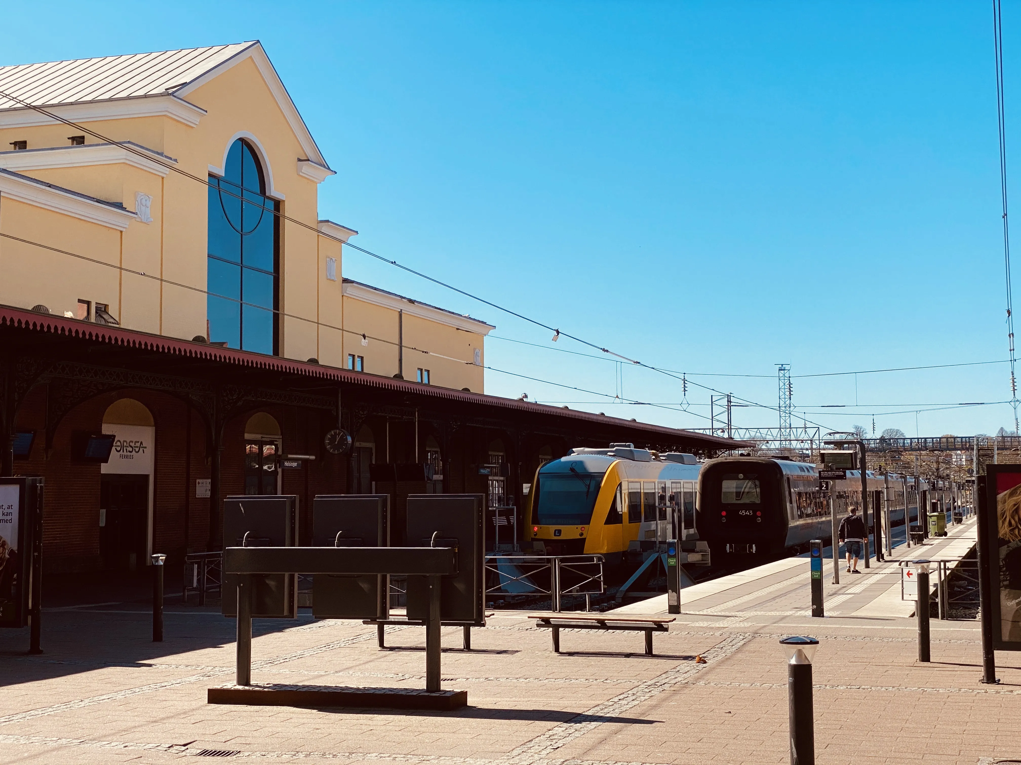 Billede af den nuværende færgeterminal, som er opført i 1991 på Helsingør Banegård og er udsmykket af kunstneren Bjørn Nørgaard.