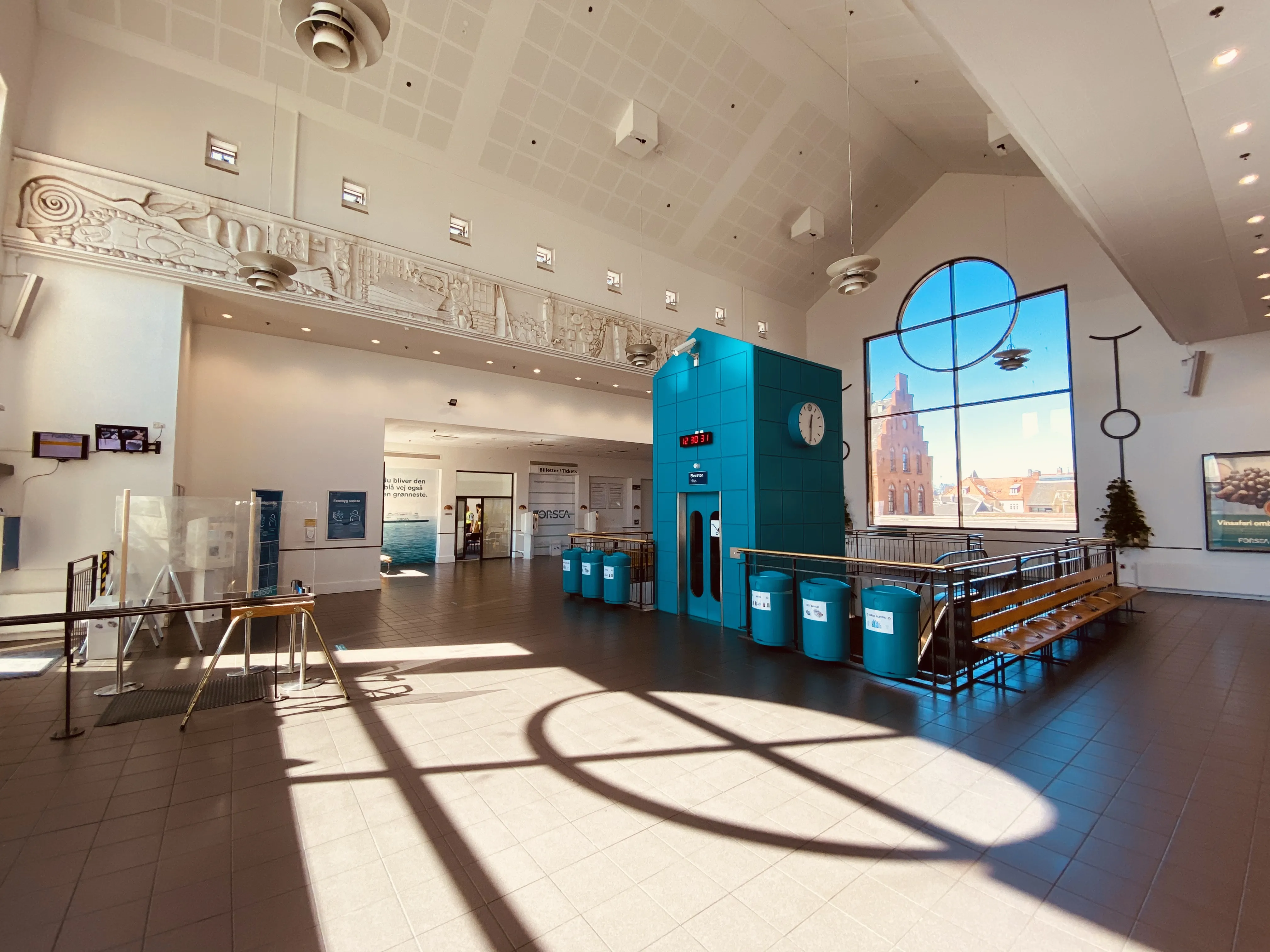 Billede af den nuværende færgeterminal, som er opført i 1991 på Helsingør Banegård og er udsmykket af kunstneren Bjørn Nørgaard.