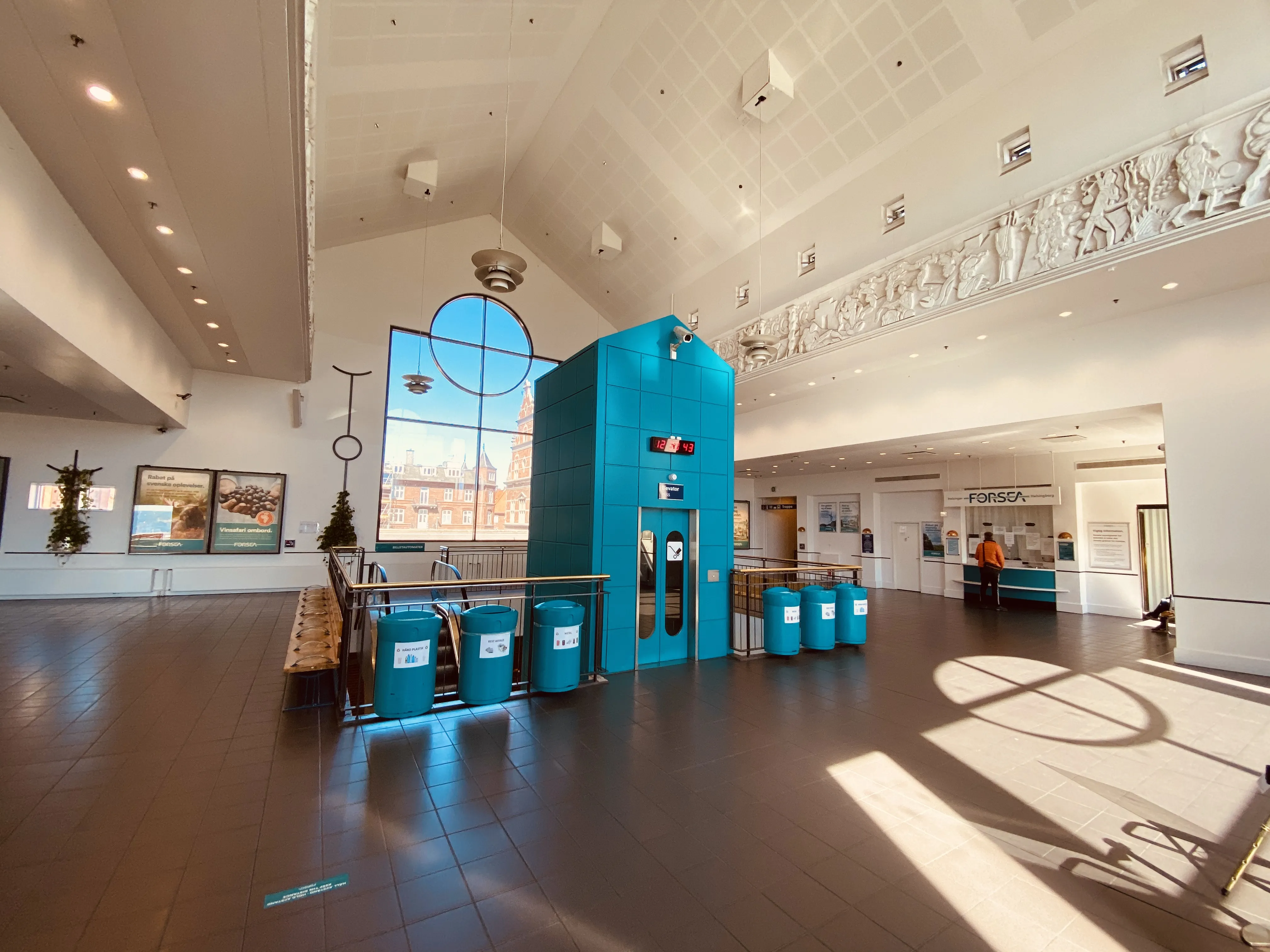 Billede af den nuværende færgeterminal, som er opført i 1991 på Helsingør Banegård og er udsmykket af kunstneren Bjørn Nørgaard.