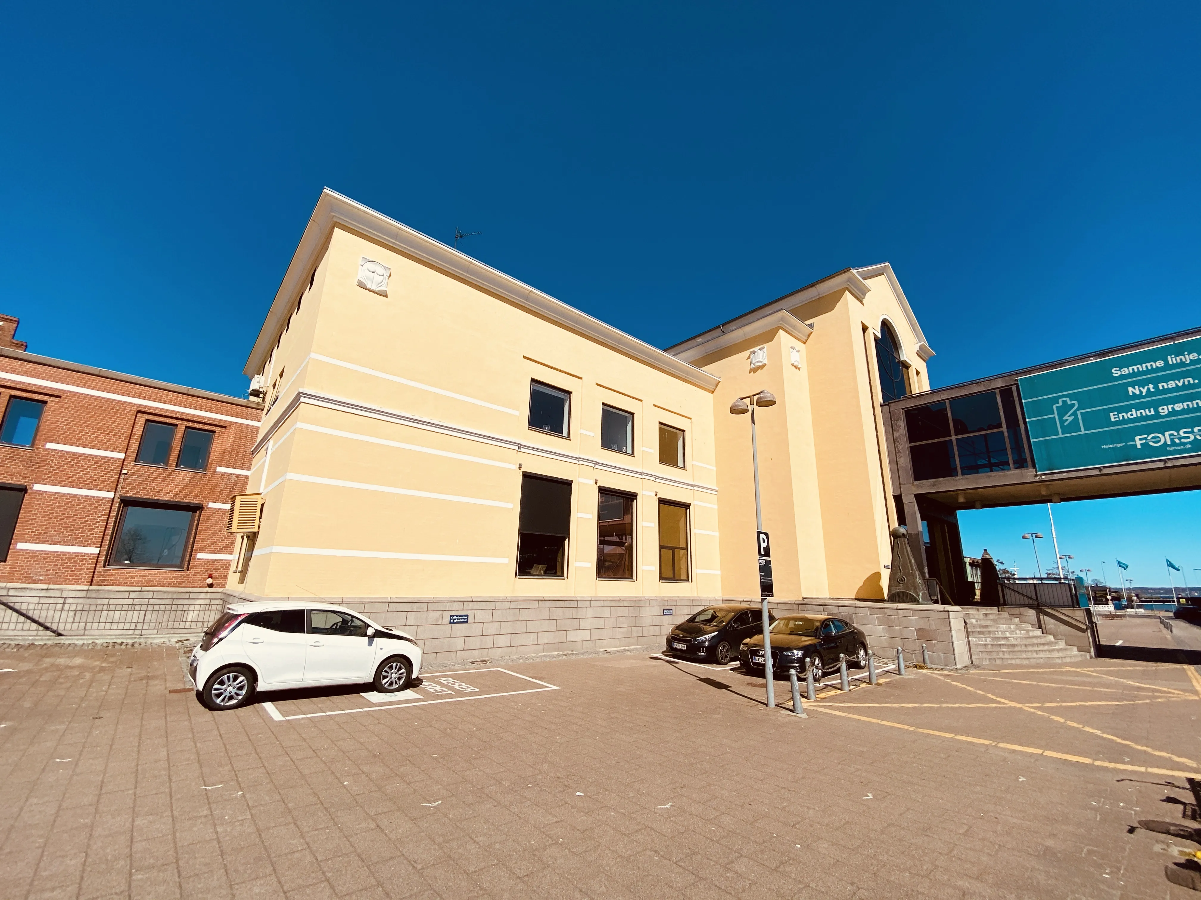 Billede af den nuværende færgeterminal, som er opført i 1991 på Helsingør Banegård og er udsmykket af kunstneren Bjørn Nørgaard.