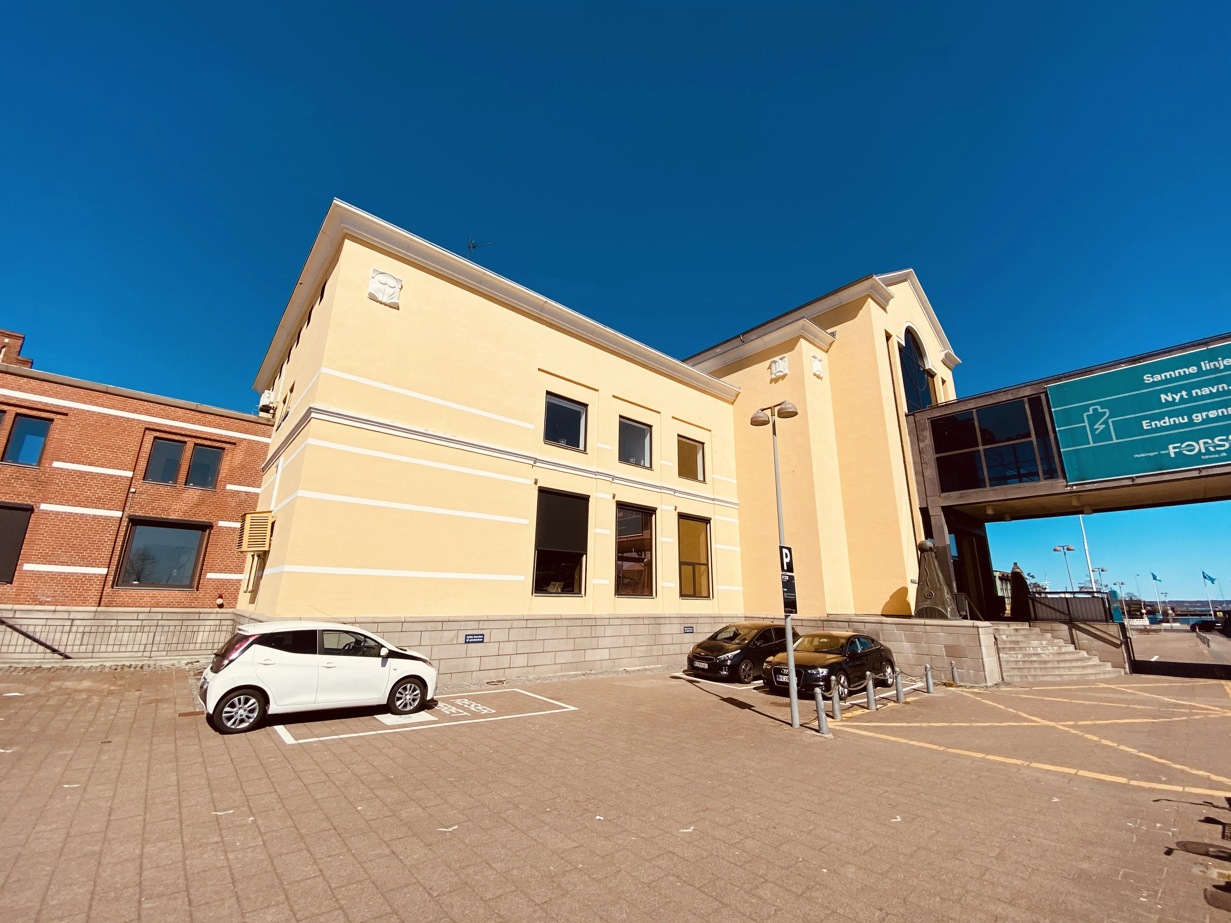 Billede af den nuværende færgeterminal, som er opført i 1991 på Helsingør Banegård og er udsmykket af kunstneren Bjørn Nørgaard.