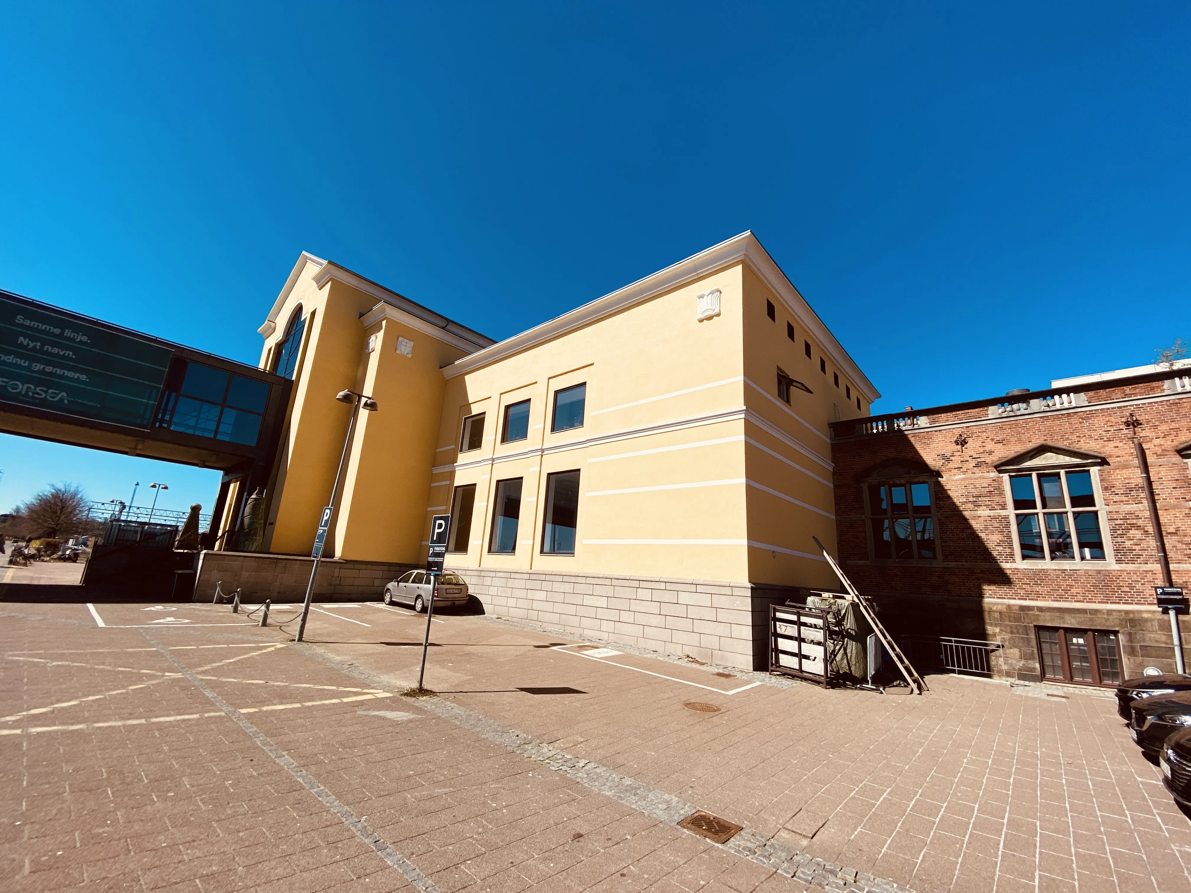 Billede af den nuværende færgeterminal, som er opført i 1991 på Helsingør Banegård og er udsmykket af kunstneren Bjørn Nørgaard.