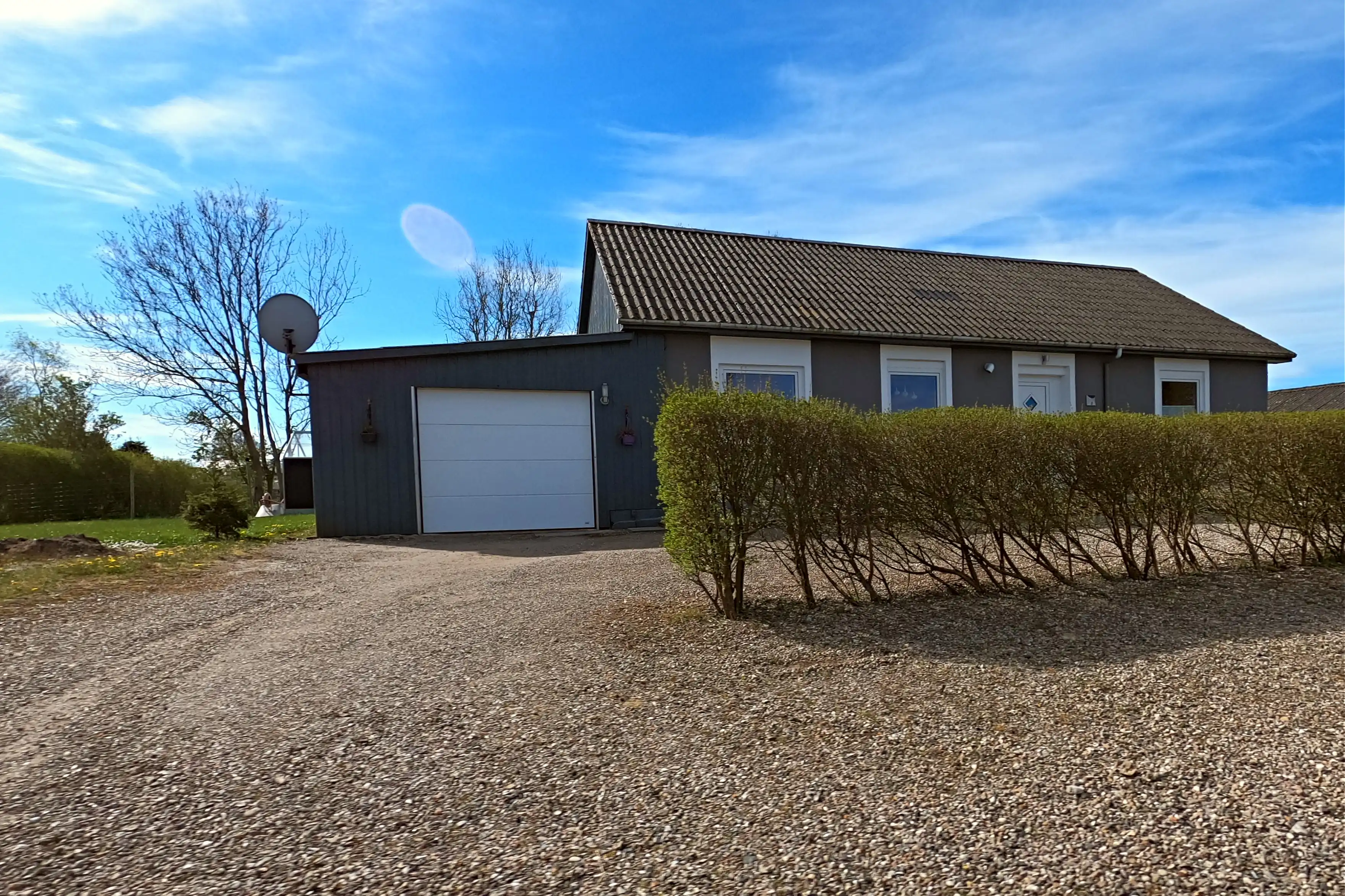 Billede af Holbøl Station, som er delvis nedrevet, men lå til venstre fra bygningen her, som stationen har været sammenbygget med.