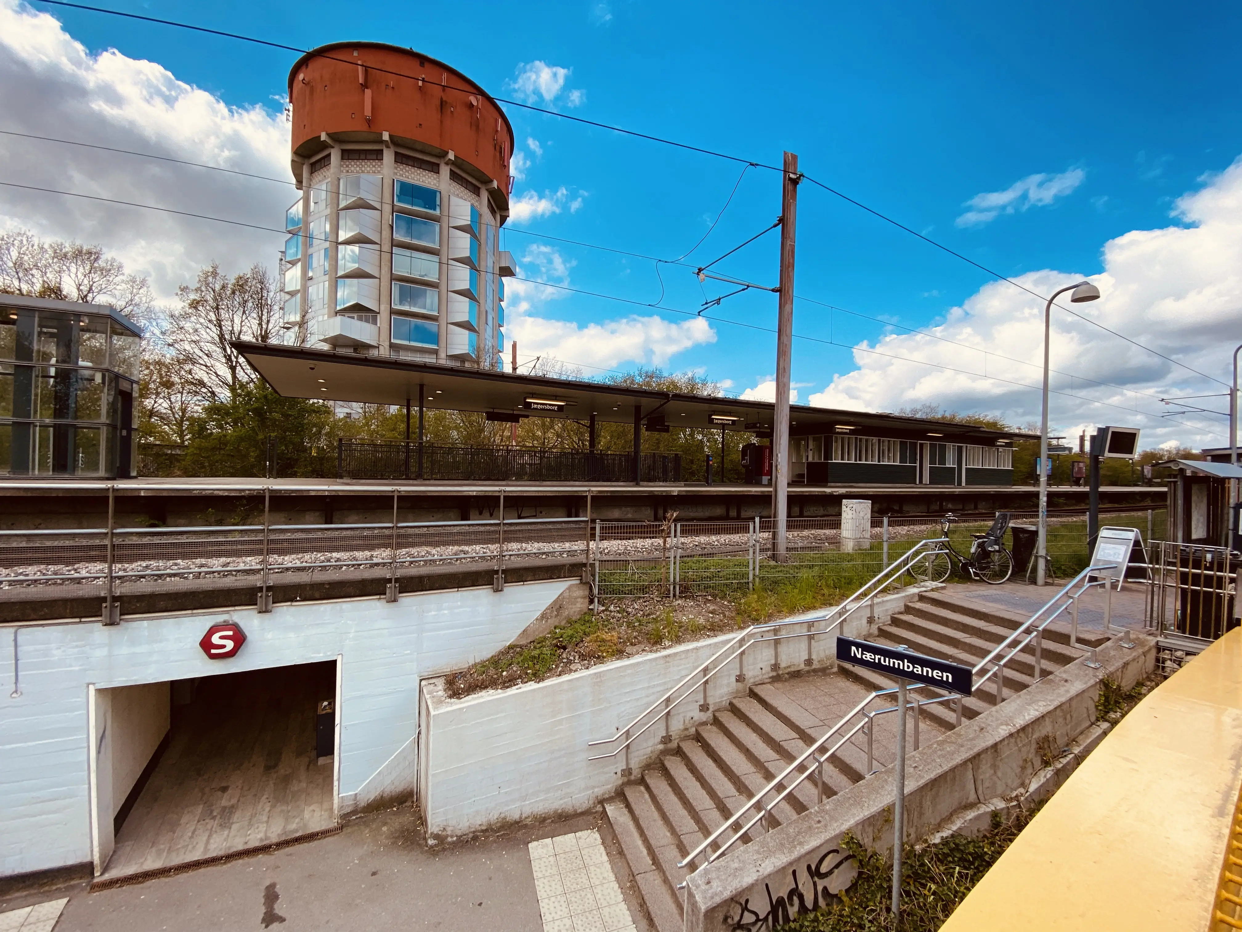 Billede af Jægersborg S-togstrinbræt. Billede af Jægersborg S-togstrinbræt.