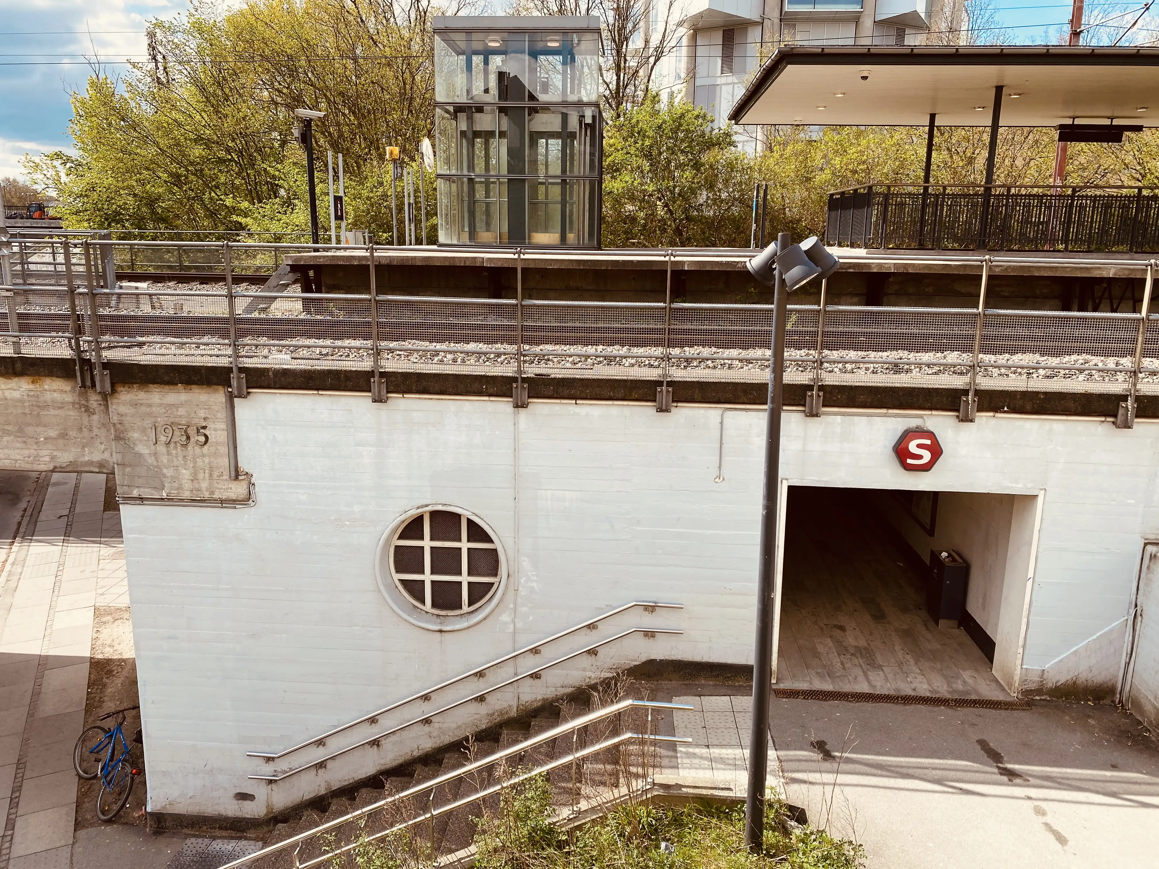 Billede af Jægersborg S-togstrinbræt. Billede af Jægersborg S-togstrinbræt.